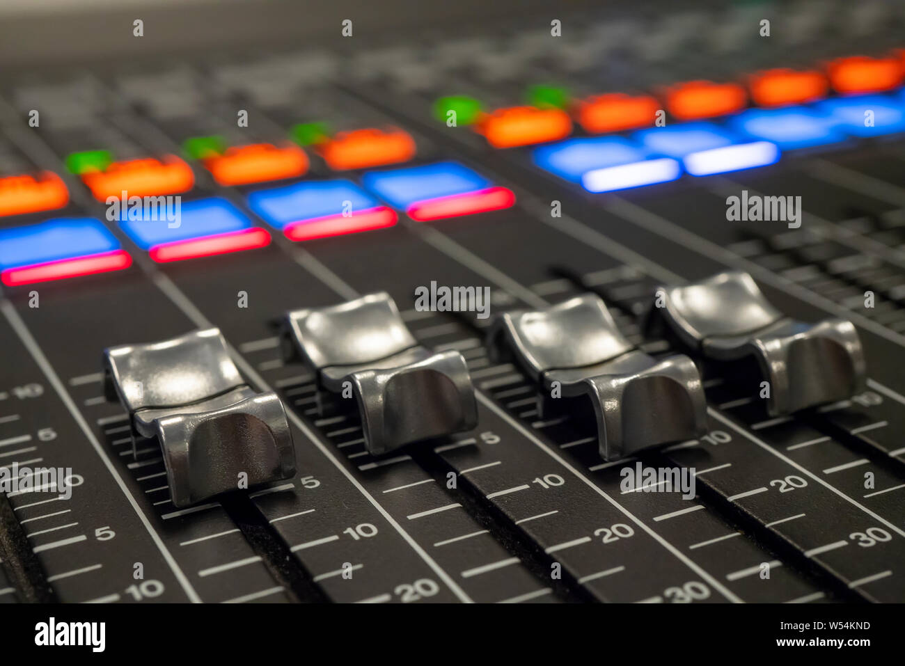 Audio Mixer Mit Fader Auf Einem Yamaha Mischpult Gedruckt Stockfotografie Alamy