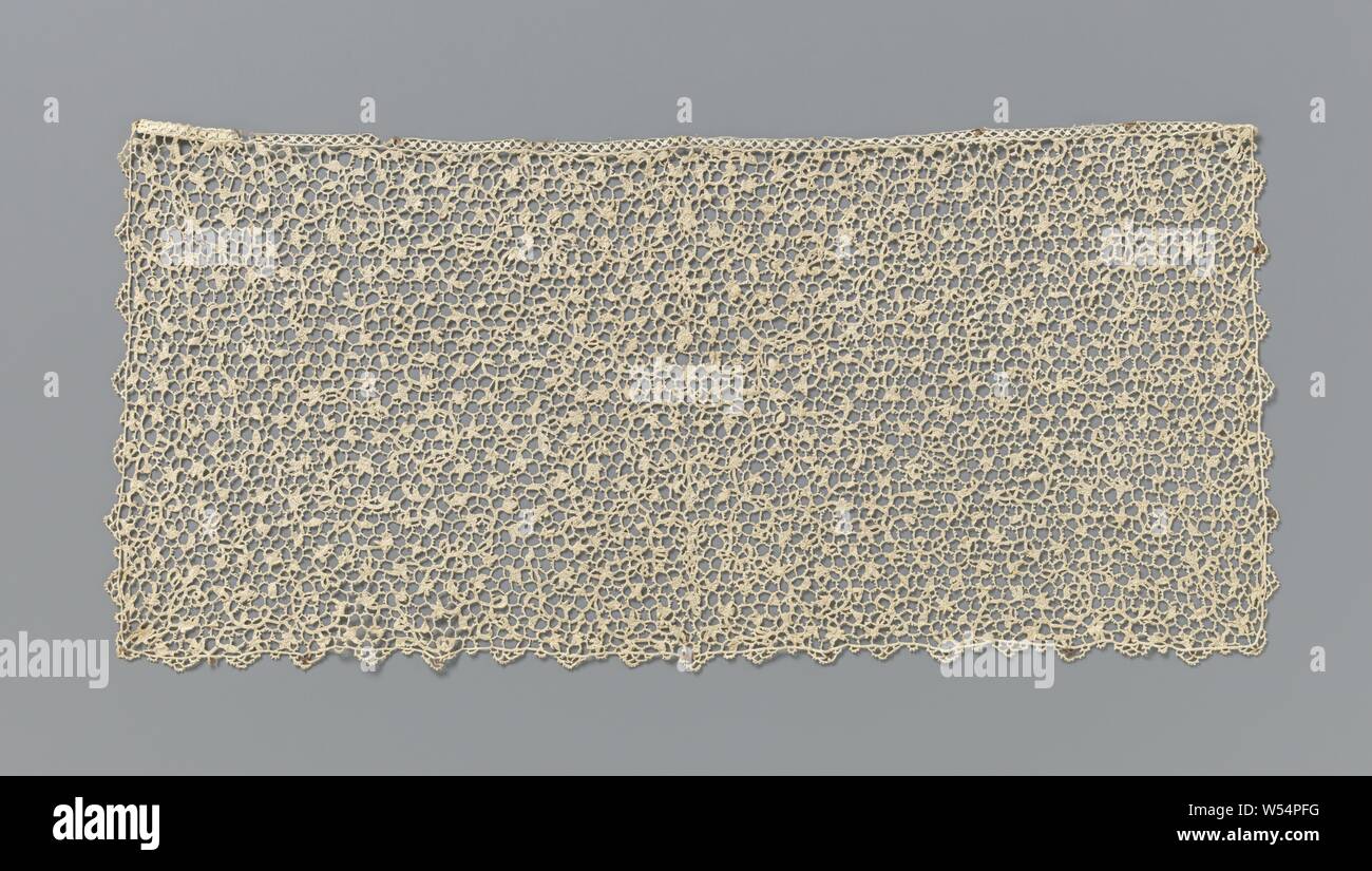 Badger Schriftsatz der Nadelspitzen mit dünnen Bändern schneidende, Badger Schriftsatz von natürlichen Farben Nadel Spitze: Flache venezianische Spitze. Anscheinend verwirrte aber symmetrische Muster mit einer vertikalen Achse in der Mitte, aus der dünnen, bereichsübergreifende Spirale Reben mit kleinen, sternförmigen Blüten und Blumen mit drei Lamellen bewegen. In den Ecken sind kleine Lilie - wie Blumen, die nach innen geneigt. Die Motive sind mit stark verbunden Festival Stiche gemacht, mit einfachen Mustern in verschiedenen Blüten und Blätter mit Aussparungen realisiert werden. Die Motive werden von einem sechseckigen Masse angeschlossen Stockfoto