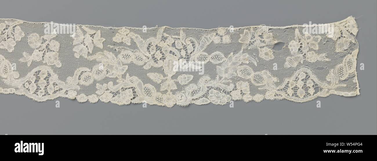 Streifen des Schiebers spitze Kartuschen zwischen schräg gedreht Reifen, Streifen von natürlichen Brüssel Schieber Spitze. Das Muster besteht aus drei Bögen von Schrägen twisted Bands durch eine gewellte Patrone aufgefüllt und an der Unterseite verbunden durch eine glockenförmige Patrone. Nach den drei Bögen, die verdrehte Bänder in verketteten Ovale, die auch einen Bogen bilden und von Blumen und Blätter von der Unterseite der Streifen schneiden. Eine Blume Branche hängt von der Kartusche in jede Arch. Drei separate Blume Zweige hängen zwischen den Bögen. Die Motive sind weitgehend in Leinen mit durchbrochenem Rand hergestellt, aber ansonsten mit nur wenigen Stockfoto
