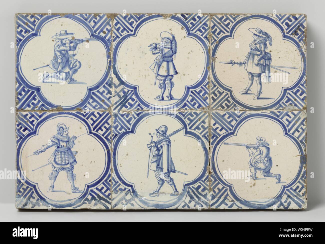 Feld von sechs Fliesen mit Soldaten, Feld von sechs Kacheln (3x3) mit jeweils einer blau lackiert Soldat innerhalb von vier. In den Ecken, Mäander Ornament., anonym, Niederlande, C. 1620 - C. 1640, Steingut, Zinn Glasur, H 27 cm x W 40 cm x d 3 cm Stockfoto