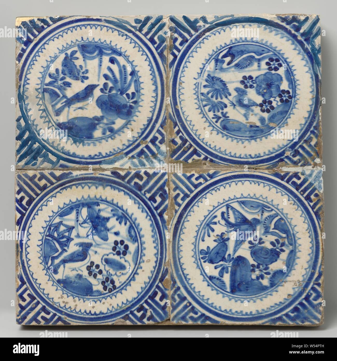 Bereich der vier Kacheln mit Vögeln, Bereich der vier Kacheln (2 x 2) mit jeweils einer blau lackiert Vogel in einem Chinesischen Garten innerhalb eines Kreises mit in den Ecken, Mäander Ornament., anonym, Niederlande, C. 1620 - C. 1640, Steingut, Zinn Glasur, H 27 cm x W 27 cm x t 3 cm Stockfoto