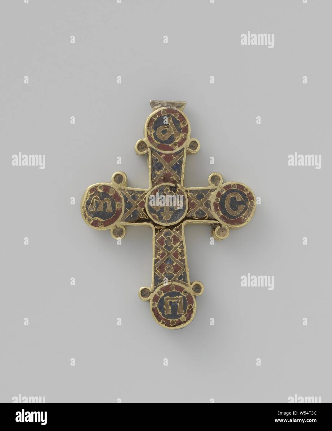 Anhänger in Form eines Kreuzes, Kreuz aus Gold, mit e-Mail. Die Arme sind durch Kreise mit Zeichen geschlossen. Die anderen Emaille Dekoration ist Geometrische., anonym, Byzanz (möglicherweise), C. 900-C. 1100, gold (Metall), l 3,1 cm × w 2,9 cm Stockfoto