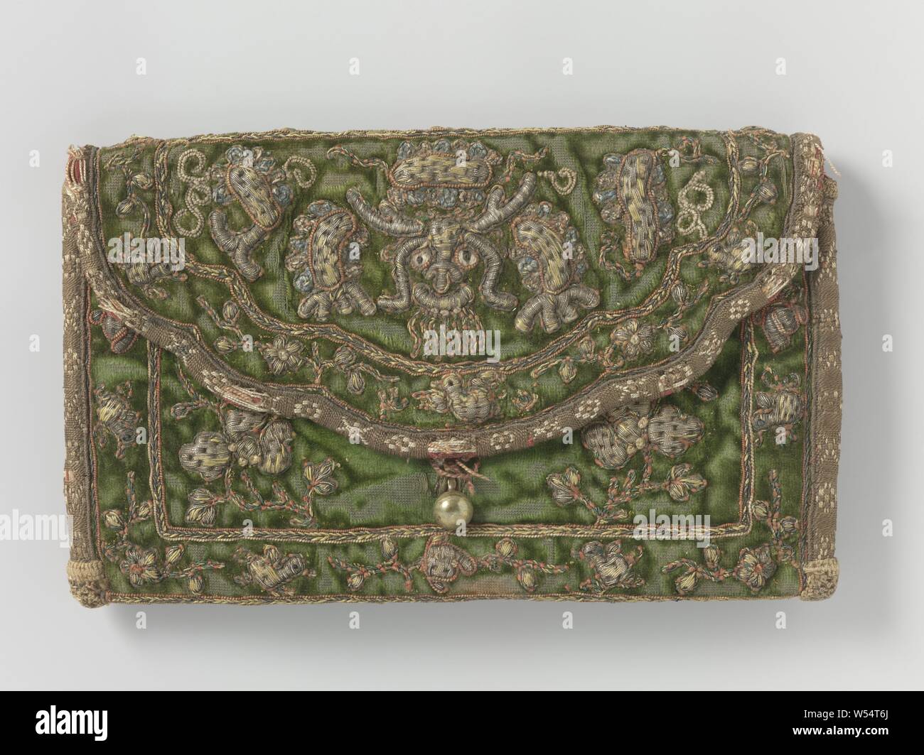 Schreiben Beutel in einem Briefumschlag Modell der Green Velvet, bestickt mit einer Maske - wie Gesicht auf der Vorderseite und eine Fantasy Tier auf der Rückseite, Letter Beutel in einem flachen Kuvert Modell der Green Velvet, mit einer Maske - wie Gesicht, mit Silberfaden vorne und ein Fantasy Tier Stickerei auf der Rückseite geprägt, sowohl durch eine Liste von Blumen und kleine Vögel umgeben. Der Rand der Tasche ist mit einem Rand von Braun silk Gewindes mit ecru farbigen Ornamenten verziert. Die beiden unteren Ecken sind verstärkt mit Stickerei Stiche. Das Futter ist aus dem Schmucklosen rot Baumwolle. Auf der Innenseite zwei gleichen Fächern, verstärkte Stockfoto