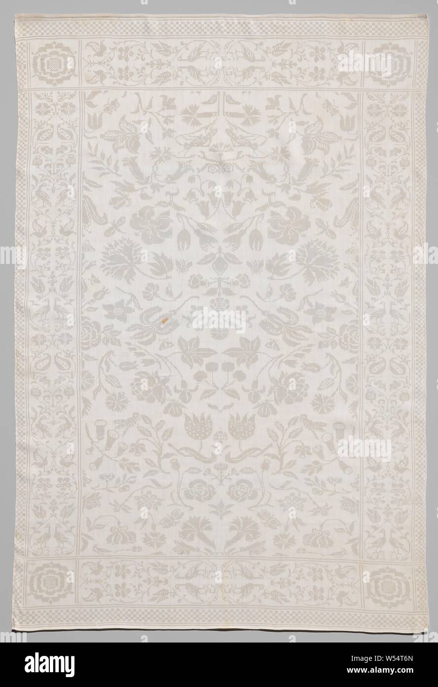 Serviette mit einem Blumenmuster, Serviette aus Leinen Damast mit Blumenmuster. Mittelfeld: Lose Blumen auf Zweig. Die symmetrische Muster zeigt keine Wiederholung. Unter anderem: Nelke, Lily, Mohn, Iris, Rose, Kiebitz Blume, Ranunkeln, rose bud, Glockenblumen, Bündel von Kirschen, Fingerhut, Kricket, Libelle, Biene, Kapelle und Schmetterlinge. Stehend und liegend Kanten: spitzbögen mit zwei Vögel und Blumen. Winkel: Rosette. Double Line als Frame., anonym, Nördliche Niederlande, C. 1650, Leinen (Material), Damast, h 106 cm x W 74 cm Stockfoto