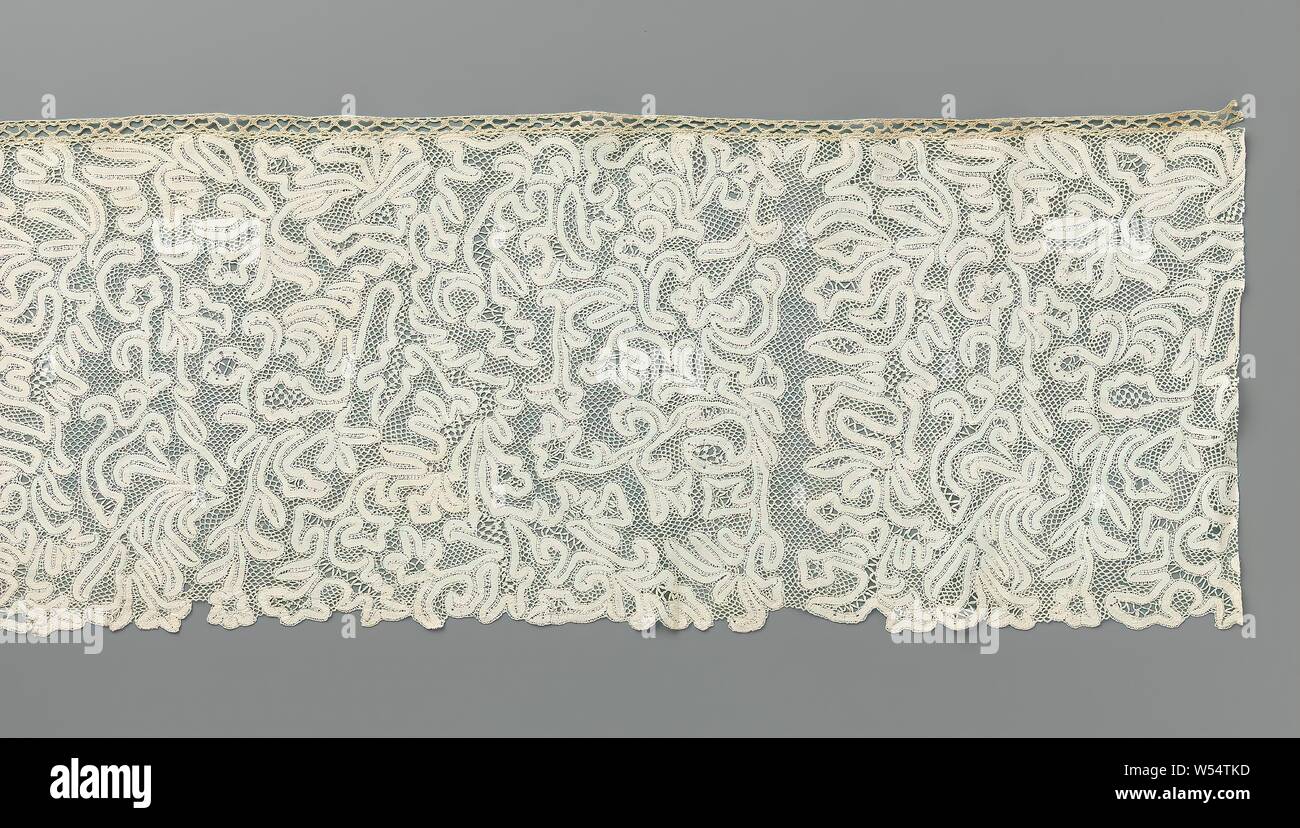 Streifen von klöppelspitze mit unendlich Curling Ribbon, Streifen von natürlichen Farben Klöppelspitze, Mailänder Spitze. Der Streifen ist gemacht oder für superplie verwendet. Das Muster ist durch ein unendlich Curling ribbon gebildet. Eine Wiederholung des Musters kann gesehen werden, wo die Band nur Wendungen an der oberen Kante, so dass die Maschen unter nicht durch durch die Multifunktionsleiste geschnitten wird. Dies erzeugt rechteckige Blöcke, voller Äste mit eingeschnittenen Blätter und Blütenknospen. Die Wendungen sind zusammen mit einem rautenförmigen Maschen Boden statt. Die Multifunktionsleiste ist in Leinen mit offenen Kanten, sporadisch gearbeitet haben - es gibt auch die Aussparungen in der Mitte Stockfoto