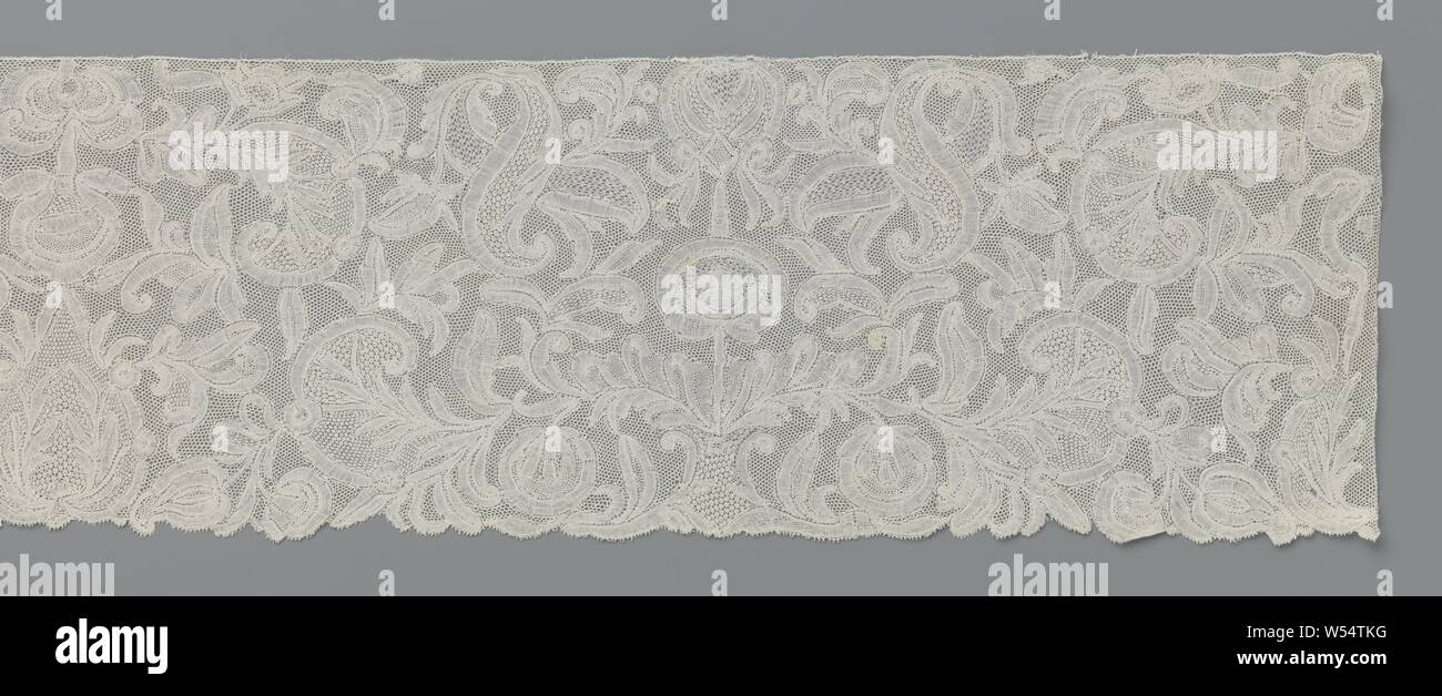 Streifen von klöppelspitze mit ovalen Blumen und Drop Formen zwischen Voluten, Streifen von natürlichen Farben Klöppelspitze: alte Brabanter Spitze. Das Muster hat zwei abwechselnd und überlappenden symmetrischen Kompositionen. Eine Komposition besteht aus einem ovalen Blume von einem Herzen gekrönt-förmigen Blume zwischen zwei s-voluten. Die anderen Zusammensetzung besteht aus einem Tropfenförmigen Motiv, über dem eine umgekehrte oval Blume zwischen zwei c-voluten hängt. Die Motive durch ein Gitter verbunden sind, eine Runde Valenciennes. Die vollständige Arbeit ist weitgehend in Leinen strich mit Cut-outs und openwork Kanten gemacht und teilweise in net-Hub Stockfoto