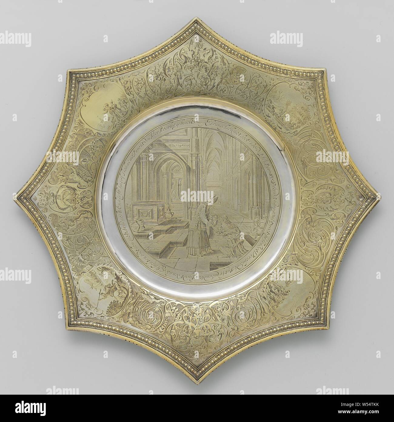 Wies salver mit Hanna und Samuel, verwies Platter mit der Geschichte von Hanna und Samuel, verwies platter aus vergoldetem Silber, mit Gravur Grenze und Dekoration. In der Mitte der Geschichte der Hanna und Samuel. Hannah präsentiert ihr Baby Samuel zu dem Priester Eli. Maker's Mark: Lily, Samuel im Tempel in Silo zu Eli von Hannah, Schmuck, Kunst, anonyme, Middelburg, 1618 und/oder 1631, silber (Metall), Vergoldung, d 30,8 cm vorgestellt Stockfoto