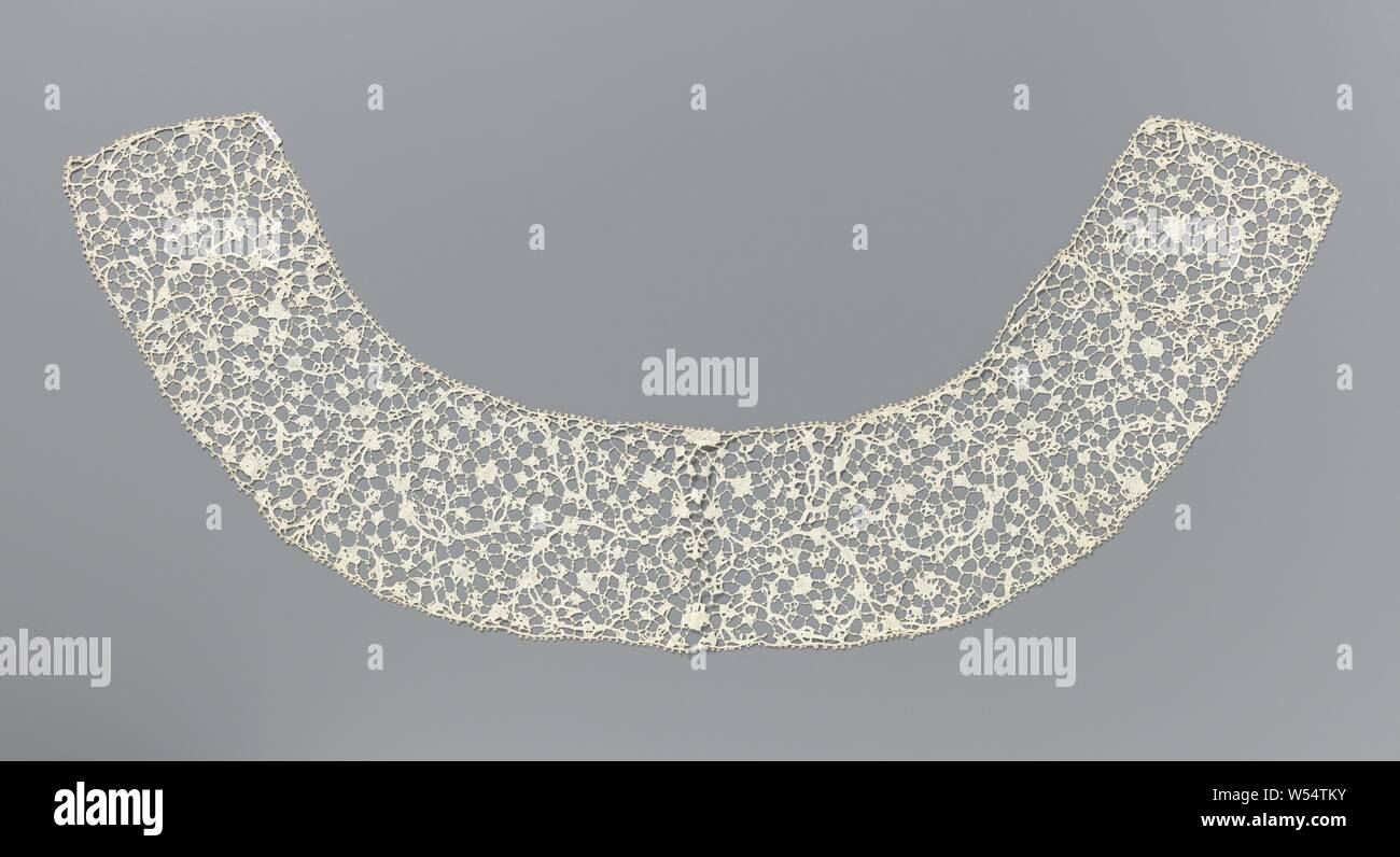 Berthe aus Nadel Spitze mit Spirale blättert, Berthe aus Naturfarbenen Nadelspitzen: Flache venezianische Spitze. Muster: Symmetrische thin Ranken mit großen Spiralen sind verzweigt und mit vielen Blütenknospen und einige, mäßig groß, palmetal Blumen zur Verfügung. Die Motive sind mit stark verbunden Festival Stiche gemacht, mit unterschiedlichen Mustern in Blüten und Blätter mit Aussparungen realisiert werden. Die Motive werden durch relativ lange Einzel-und Doppelzimmer, Bars mit einem oder wenigen Composite picots verbunden. Wenn die Balken miteinander verbunden sind, ein Rad von picots ist an den Knoten zur Verfügung gestellt, ein sogenanntes Rad Symbol. Alle Stockfoto