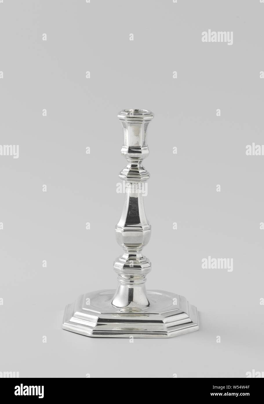 Leuchter mit Kunst Elemente-förmigen Rumpf und quadratischen Sockel mit abgeschrägten Ecken, Silber Leuchter. Das Quadrat, profiliert, verjüngende Base mit abgeschrägten Ecken und ruht auf einem geradwandiges Base. In der flachen Oberseite gibt es einen runden Boden, von dem aus die Oberseite des Fusses, auch durch einen Ring artikuliert, steigt. Marmor-baluster-förmigen Rumpf und die Vase-förmige Kerzenhalter Rest auf dieser, beide wieder Platz mit abgeschrägten Ecken und beide reich profiliert., Pieter de Scharf (zugeschrieben), Amsterdam, 1718, silber (Metall), h 18,6 cm x W 12,0 cm x T 12,0 cm B 12,0 cm x T 12,0 cm W467 Stockfoto Leuchter mit Kunst Elemente-förmigen Rumpf und quadratischen Sockel mit abgeschrägten Ecken, Silber Leuchter. Das Quadrat, profiliert, verjüngende Base mit abgeschrägten Ecken und ruht auf einem geradwandiges Base. In der flachen Oberseite gibt es einen runden Boden, von dem aus die Oberseite des Fusses, auch durch einen Ring artikuliert, steigt. Marmor-baluster-förmigen Rumpf und die Vase-förmige Kerzenhalter Rest auf dieser, beide wieder Platz mit abgeschrägten Ecken und beide reich profiliert., Pieter de Scharf (zugeschrieben), Amsterdam, 1718, silber (Metall), h 18,6 cm x W 12,0 cm x T 12,0 cm B 12,0 cm x T 12,0 cm W467 Stockfoto