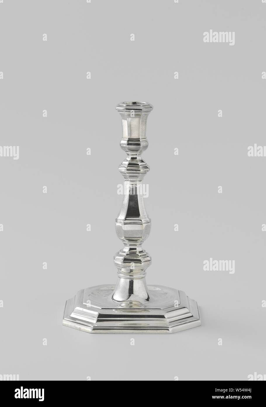 Leuchter mit Kunst Elemente-förmigen Rumpf und quadratischen Sockel mit abgeschrägten Ecken, Silber Leuchter. Das Quadrat, profiliert, verjüngende Base mit abgeschrägten Ecken und ruht auf einem geradwandiges Base. In der flachen Oberseite gibt es einen runden Boden, von dem aus die Oberseite des Fusses, auch durch einen Ring artikuliert, steigt. Marmor-baluster-förmigen Rumpf und die Vase-förmige Kerzenhalter Rest auf dieser, beide wieder Platz mit abgeschrägten Ecken und beide reich profiliert., Pieter de Scharf (zugeschrieben), Amsterdam, 1718, silber (Metall), h 18,6 cm x W 12,0 cm x T 12,0 cm B 12,0 cm x T 12,0 cm W453 Stockfoto Leuchter mit Kunst Elemente-förmigen Rumpf und quadratischen Sockel mit abgeschrägten Ecken, Silber Leuchter. Das Quadrat, profiliert, verjüngende Base mit abgeschrägten Ecken und ruht auf einem geradwandiges Base. In der flachen Oberseite gibt es einen runden Boden, von dem aus die Oberseite des Fusses, auch durch einen Ring artikuliert, steigt. Marmor-baluster-förmigen Rumpf und die Vase-förmige Kerzenhalter Rest auf dieser, beide wieder Platz mit abgeschrägten Ecken und beide reich profiliert., Pieter de Scharf (zugeschrieben), Amsterdam, 1718, silber (Metall), h 18,6 cm x W 12,0 cm x T 12,0 cm B 12,0 cm x T 12,0 cm W453 Stockfoto