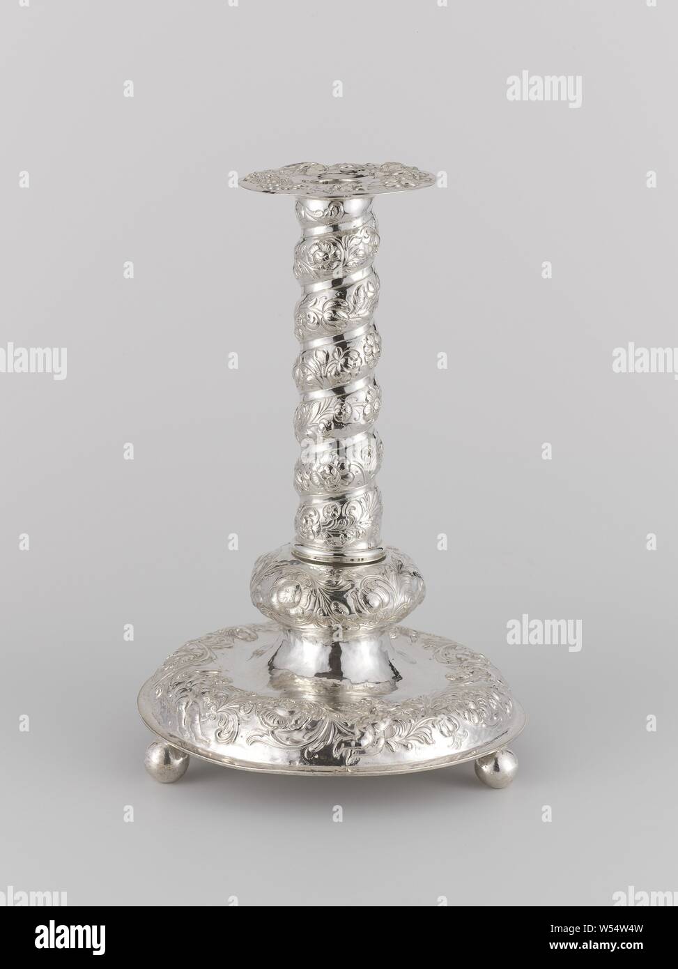 Leuchter mit einem verdrehten Stamm, geschmückt mit Blumen und Putten, Leuchter aus Silber, mit einer geschwungenen Fuß stehend auf drei ball Füße. Der Stamm ist verdreht. Mit floralen blättert eingerichtet., Sigismundus Zschammer (zugeschrieben), Amsterdam, 1689, silber (Metall), h 29,6 cm x T 19,9 cm × w 625 Stockfoto