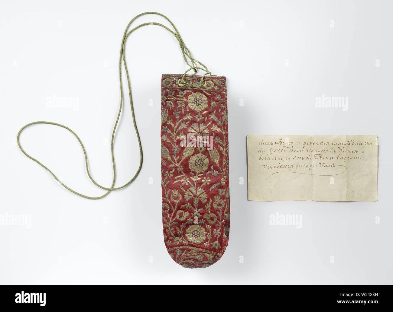Tasche aus rotem Satin mit floraler Stickerei in Gold und Silber, mit Hinweis auf die angebliche Herkunft, Tasche aus rotem Satin bestickt mit einem floralen Muster in Gold und Silber. Modell: mit einer Naht über die gesamte Länge und auf beiden Seiten einen tiefen Falte länglich. Rechteckige Öffnung an der Oberseite mit draw Schließung durch eine geflochtene Baumwolle Schnur und acht finanziert, runde Löcher. An den beiden Enden des Kabels an einem goldenen Eichel (?)/Sphäre. Es ist ein Netzkabel, ein mit zwei Seilen, die jeweils aus drei Threads, von denen eine fest gehalten wird, wie mit einem normalen Zopf beginnt. Die beiden Stockfoto