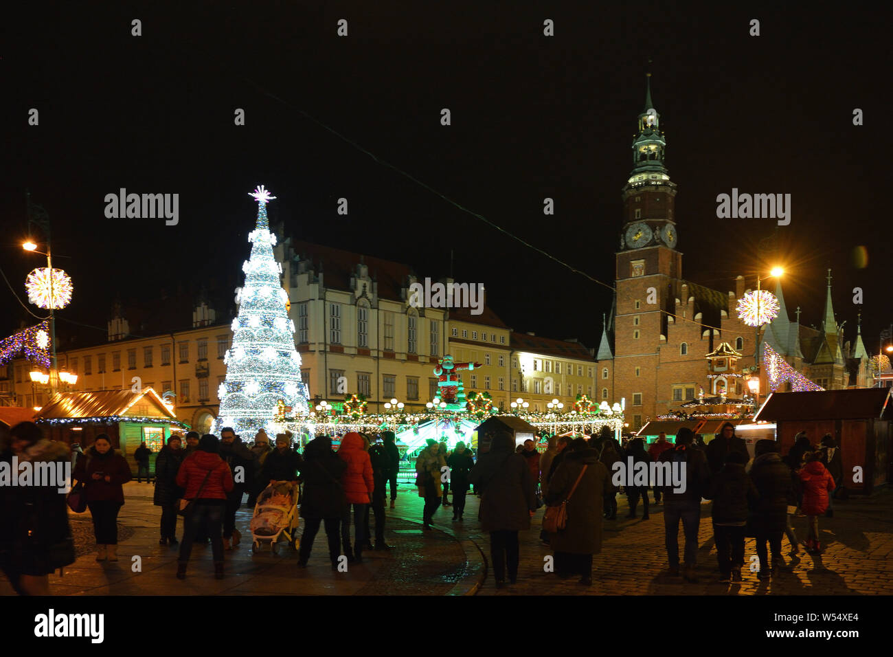 Weihnachtsmarkt vor dem Rathaus in der Altstadt von Breslau am Abend - Polen. Stockfoto