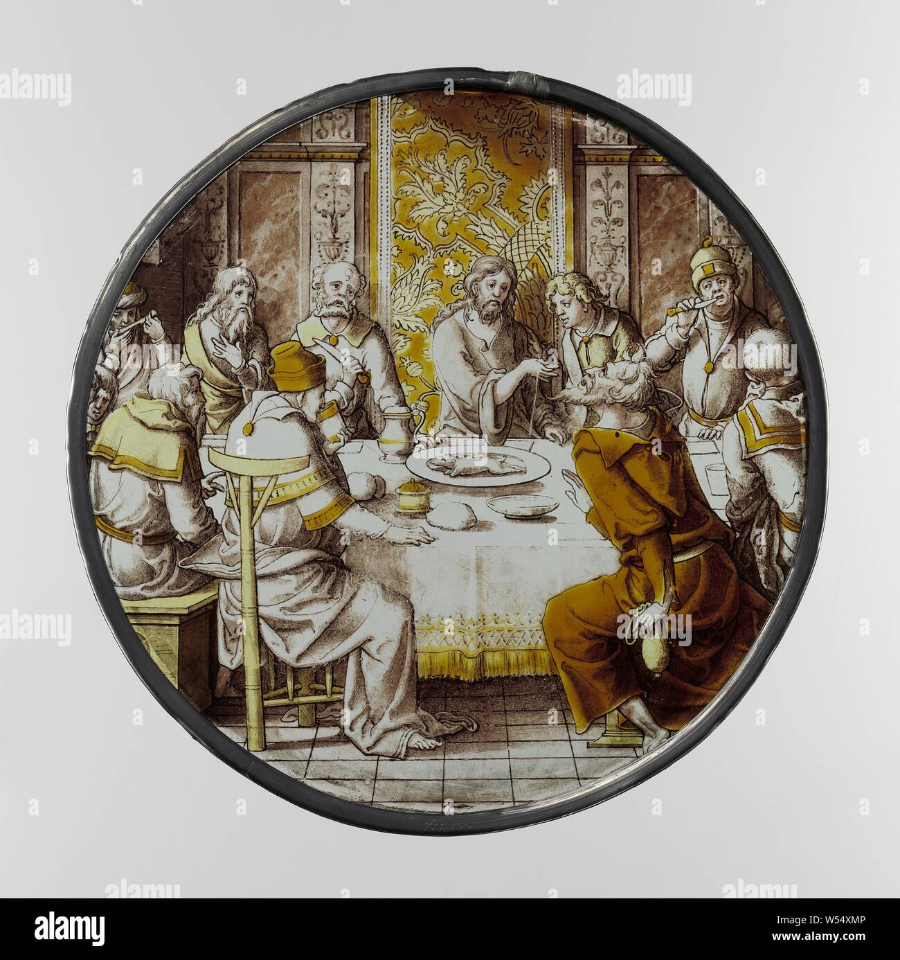 Rhombus mit dem Letzten Abendmahl, Rhombus mit Glasmalereien Darstellung des Letzten Abendmahls. An einem Tisch, die parallel zu der Szene, ist Christus in der Mitte vor einem Granat mit Granatapfelmuster hängenden gegen eine Wand zwischen Pilastern mit kandelaber Motive sitzt. Der Apostel, fünf können hinter dem Tisch und vier vor der Tabelle gesehen werden, einschließlich Judas mit dem Geld beutel. In der Mitte der Tabelle eine Schüssel mit Ostern Lamm, Brot und ein Krug und einige andere Geschirr. Farben: grisaille und Gelb in verschiedenen Nuancen, das Letzte Abendmahl (im Allgemeinen) (Matthäus 26:21-35, Markus 14:18-31 Stockfoto Rhombus mit dem Letzten Abendmahl, Rhombus mit Glasmalereien Darstellung des Letzten Abendmahls. An einem Tisch, die parallel zu der Szene, ist Christus in der Mitte vor einem Granat mit Granatapfelmuster hängenden gegen eine Wand zwischen Pilastern mit kandelaber Motive sitzt. Der Apostel, fünf können hinter dem Tisch und vier vor der Tabelle gesehen werden, einschließlich Judas mit dem Geld beutel. In der Mitte der Tabelle eine Schüssel mit Ostern Lamm, Brot und ein Krug und einige andere Geschirr. Farben: grisaille und Gelb in verschiedenen Nuancen, das Letzte Abendmahl (im Allgemeinen) (Matthäus 26:21-35, Markus 14:18-31 Stockfoto