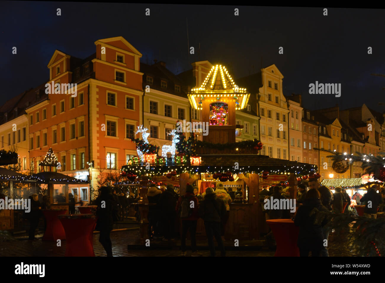 Weihnachtsmarkt auf dem Marktplatz in der Altstadt von Breslau am Abend - Polen. Stockfoto