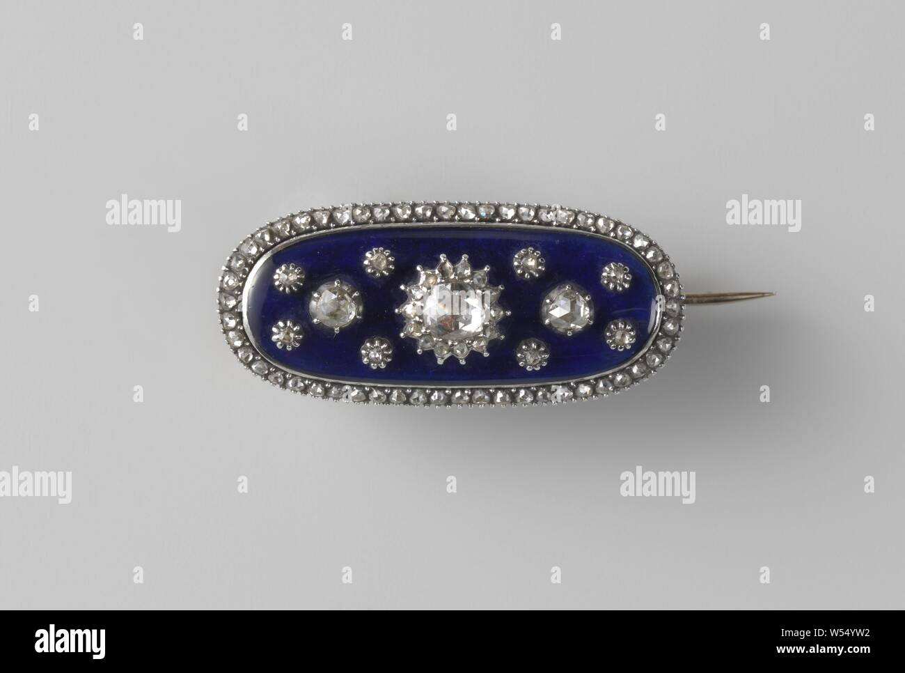 Ovale Brosche 'au Firmament", emailliertes Gold Brosche mit Diamanten. Gestreckt ovale Form und mit einer Grenze von Diamanten umgeben. Das Zentrum ist blau emailliert, mit einem regelmäßigen Muster mit Diamanten in der it, was einem Sternenhimmel. (Ursprünglich im oberen Teil von einem Ring.), anonym, Frankreich (möglicherweise), 1785-1800, gold (Metall), Diamond (mineralischen), h 1,6 cm × w 3,5 cm Stockfoto