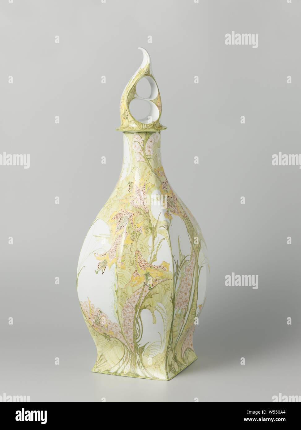 Vase mit Lily deko Vase mit Lily deko Vase mit Rosen bemalt, Vase mit Deckel (B) von Porzellan, auf quadratischer Basis. Die bunte Malerei, in Grün, Gelb und Rot, besteht aus Lilien, die einen großen Teil der Vase in einem dekorativen Anordnung. Mit gekennzeichnet: grün Stempel Rozenburg, Storch, Den Haag (eine über der anderen), Links: eine Biene (=1900), rechts: Arbeitsauftragsnummer 568, unten rechts: das Monogramm von Sam Schellink (alle in Schwarz), Blumen: Lily, N.V. Haagsche Plateelfabriek Rozenburg, Den Haag, 1900, Porzellan (Material), h 59,5 cm x T 25,0 cm Stockfoto