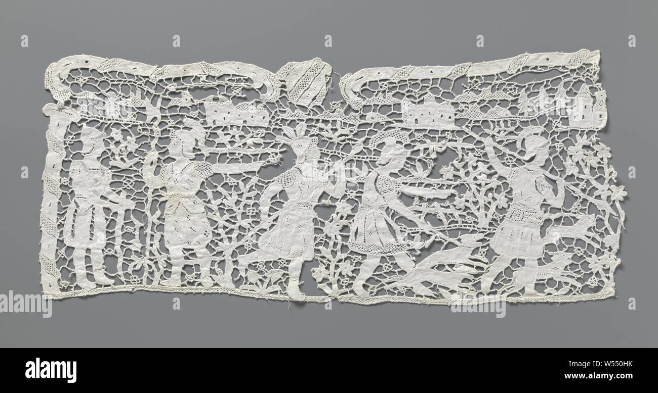 Kleid aus groben Nadel Spitze mit einer Jagdszene, Kleid aus groben naturfarbene Nadelspitzen: Venezianische relief Spitze. Muster mit einer Jagdszene. Die Szene zeigt eine Landschaft mit fünf Männer im klassischen Rüstung. Drei Männer nach links gedreht und werden durch Hunde und ein vierter Mann dreht sich um den fünften Mann stand neben einer Spalte begleitet. Im Hintergrund sehen Sie drei Burgen, eine Mühle und die Hügel. Die Motive sind miteinander durch eine offene und eine unregelmäßige Oberfläche mit bemalten Balken verbunden. Die Spalte auf der rechten Seite ist auch die Oberfläche, die Seite, auf der linken Seite abgeschnitten zu sein scheint. Die obere Seite Stockfoto