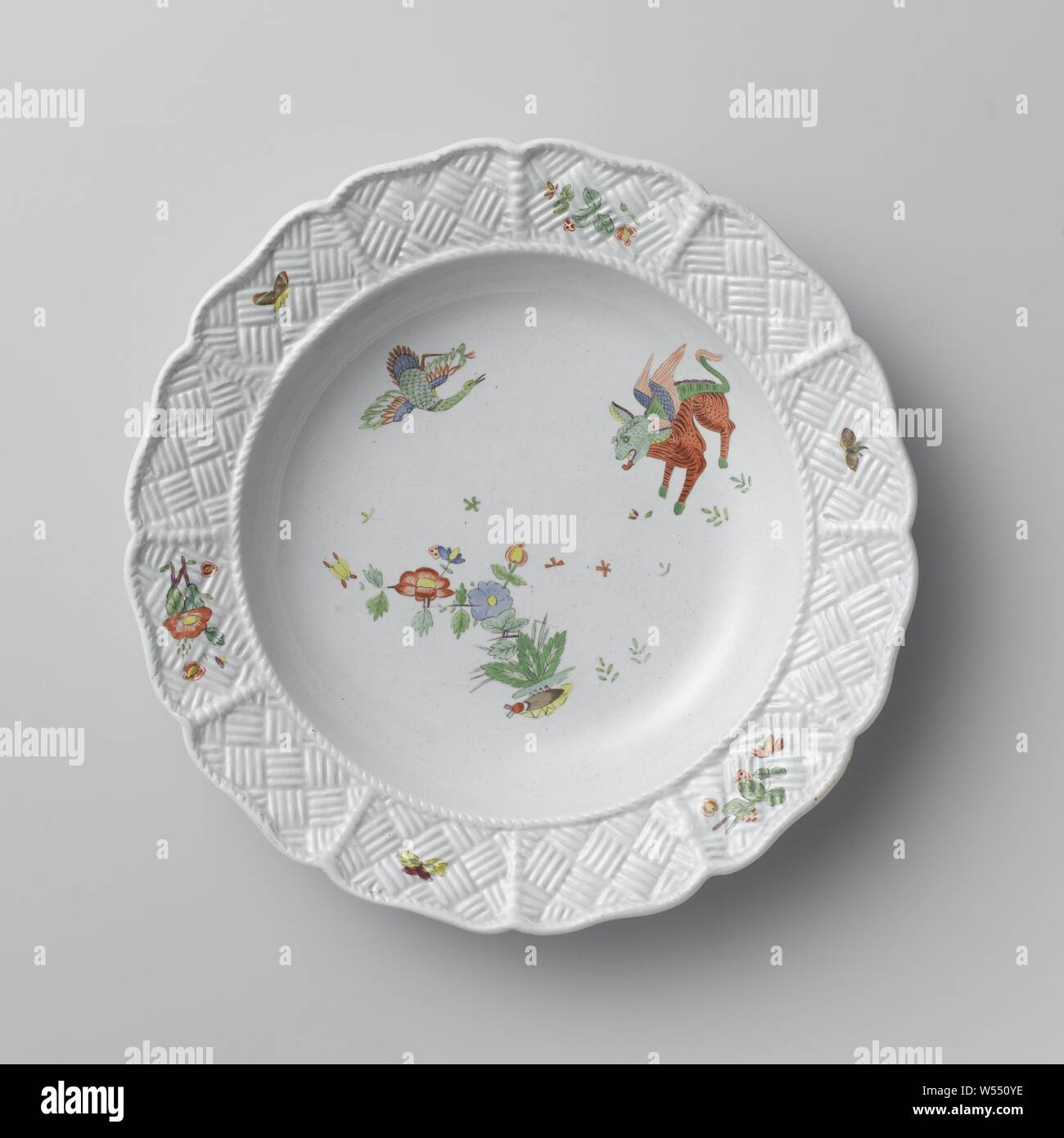 Platte mit zwei mythische Kreaturen, Blume, Sprays und Schmetterlinge, Platte aus weichem Hartporzellan (pâte Tendre) mit einem gewellte Rand in den Feldern modelliert mit geprägtem Geflecht, auf die Emaille bemalt, Rot, Grün, Gelb und Schwarz. Auf der flachen beiden Fabeltiere, einem Vogel und einer geflügelten Drachen/Tiger, mit eine blühende Pflanze von Schmetterlingen umgeben. Am Rand Blumen, Zweige und Schmetterlinge. Die Dekoration ist in Meißen. Auf der Unterseite in die G gekennzeichnet, anonyme (möglicherweise), Neapel, C. 1800 - C. 1824, Porzellan (Material), weiche Hartporzellan, Glasur, Verglasung, h 4 cm, d 24,5 cm d 13. Stockfoto