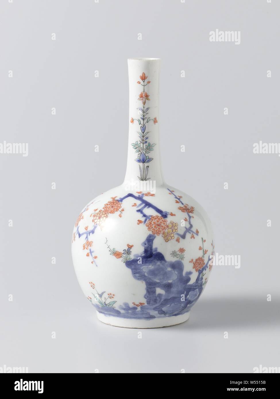 Flasche Vase mit blühenden Pflanzen in der Nähe von Felsen, Flasche-förmige Porzellan Vase mit einem kugelförmigen Körper und einen langen, schmalen Hals, in unterglasur Blau und auf der Glasur Blau, Rot, Grün, Schwarz und Gold bemalt. Auf dem Bauch blühende Pflanzen (Prunus, Bambus) auf Felsen, Wolken und Vögel. Zweimal eine stilisierte Lotus Kopf auf dem Hals. Kakiemon Stil., anonym, Japan, C. 1675 - C. 1699, Edo-Periode (1600-1868), Porzellan (Material), Glasur, Cobalt (Mineral), Gold (Metall), Verglasung, h 19,6 cm Stockfoto