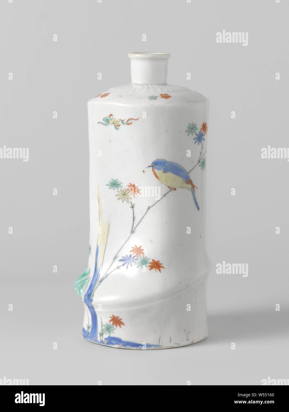 Bambus-förmige sake Flasche mit Vögeln, Blumen und Bambus, Bambus-förmige Porzellan sake Flasche mit einem kurzen, schmalen Hals, malte auf der Glasur in Blau, Rot, Grün, Gelb und Schwarz. An der Wand ein Vogel auf einem Bambus Zweig. Die Schulter mit stray Blumen und um den Hals eine modellierte Chrysantheme. Arita, Kakiemon Stil, Vögel, anonym, Japan, C. 1670 - C. 1690, Edo-Periode (1600-1868), Porzellan (Material), Glasur, Verglasung, h 19,2 cm, d 2,8 cm, d 8,6 cm Stockfoto