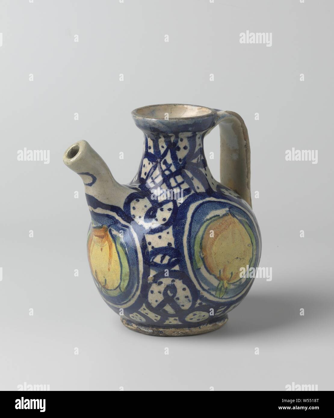 Kanne aus bunt bemalten Fayencen, sphärischen Sirup Krug aus bunt bemalten Fayencen. Die Kanne steht auf einem Ring, hat einen Ausguss, einem schmalen Hals und ein Ohr. Drei Kreise sind auf dem Bauch der Kanne, innerhalb der eine Frucht und um die geometrische Ornamente., anonym, Spanien (vielleicht), c. lackiert 1550 - C. 1650, Steingut, Zinn Glasur, h 16,3 cm x W 16,0 cm x T 11,8 cm Stockfoto