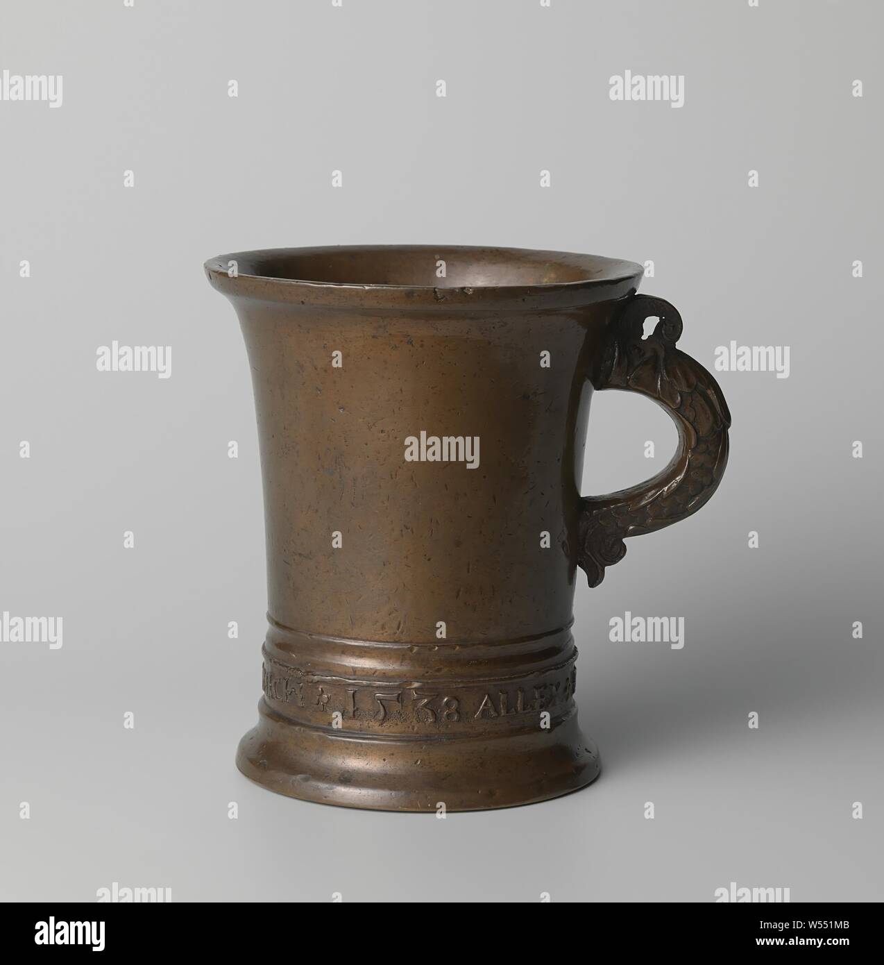 Schnecke mit Inschrift: ALLEX ENNDORFFER DER GOS 23.38.39 1538, die eingegossene runde Schnecke erstreckt sich leicht nach oben, hat eine hervorstehende Rand und einen leicht ausgestelltem Fuß. Gerade über Es ist ein Fries an der Oberseite durch drei Rippen mit der Inschrift in Lateinamerika majuskels ALLEX ENNDORFER DER GOS 23.38.39 1538 mit fünf Satzzeichen besteht aus einem stilisierten Kleeblatt geschlossen. Der Griff hat die Form eines Delphins., Porträt, Selbstportrait oder Maler, Wallerant Vaillant, Alexander Endorfer, Innsbruck, 1538, bronze (Metall), Gründung, h 16,8 cm x T 14,4 cm x W 17,1 cm × w 5,0 kg Stockfoto
