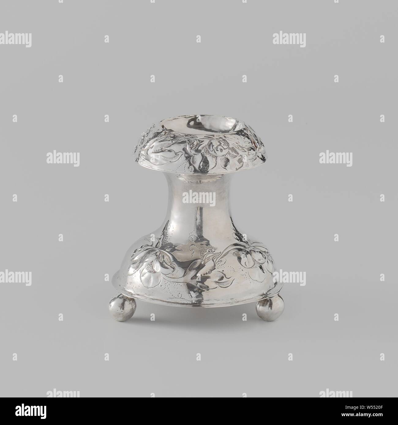 Salz Barrel im Diabolo Form auf gewölbten Basis mit drei ball Füße. Ausgangspunkt und Grenze mit angetriebenen Blüten und Blätter, Diabolo-förmige Salz barrel Silber, ruht auf drei ball Füße. Die große, gewölbte Fuß Änderungen schrittweise in eine konvexe Kante mit einer Schale geformt. Fuß- und Rim mit angetriebenen Blüten und Blättern verziert., anonyme, Middelburg, C. 1680, silber (Metall), h 8,5 cm x T 7,6 cm × W59 Stockfoto