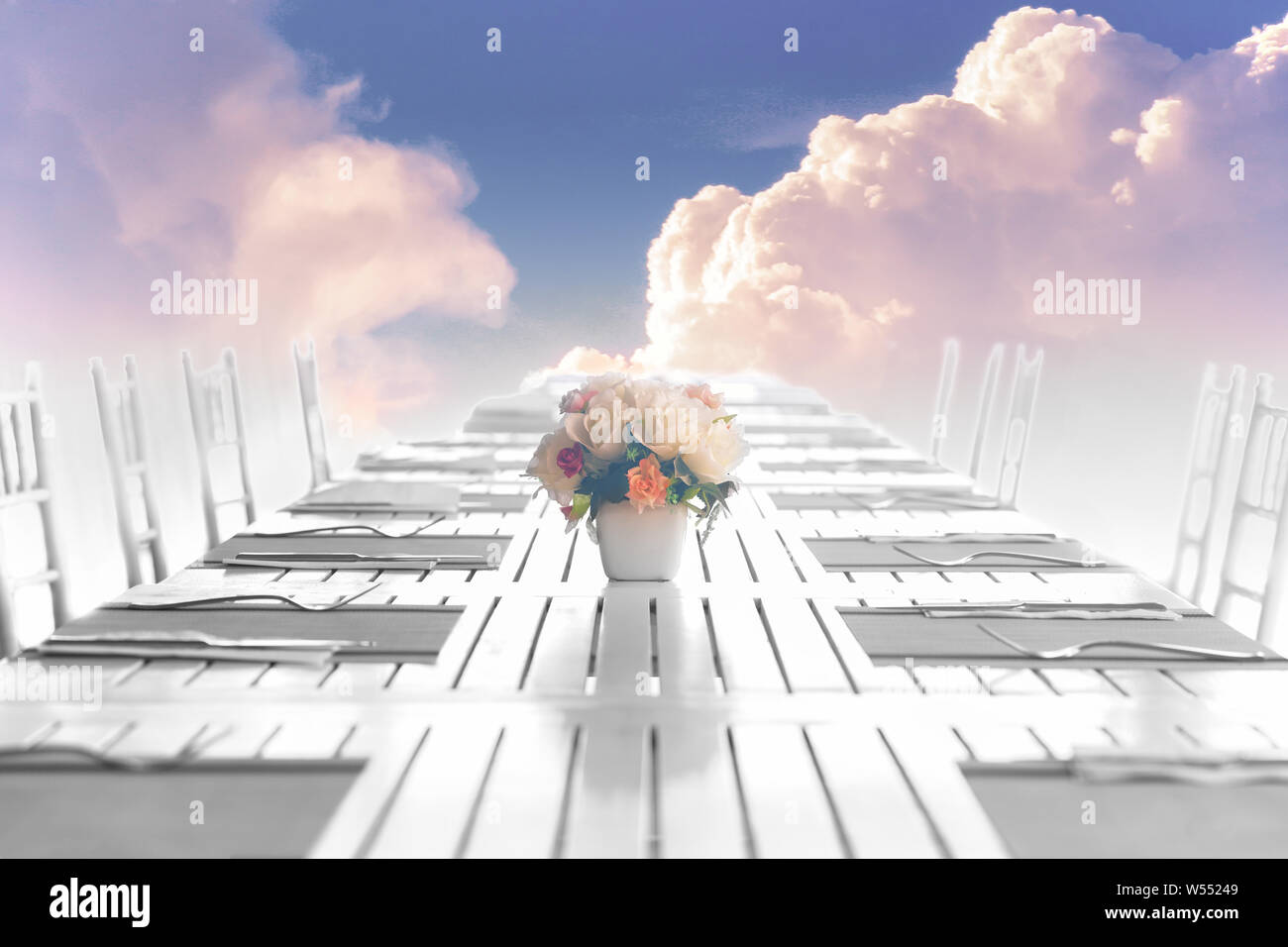 Cloudscape der natürlichen Himmel mit blauem Himmel und weißen Wolken im Himmel für Hintergrund mit Holz Tisch oder Terrasse. Geschirr, Stühlen, Besteck Stockfoto