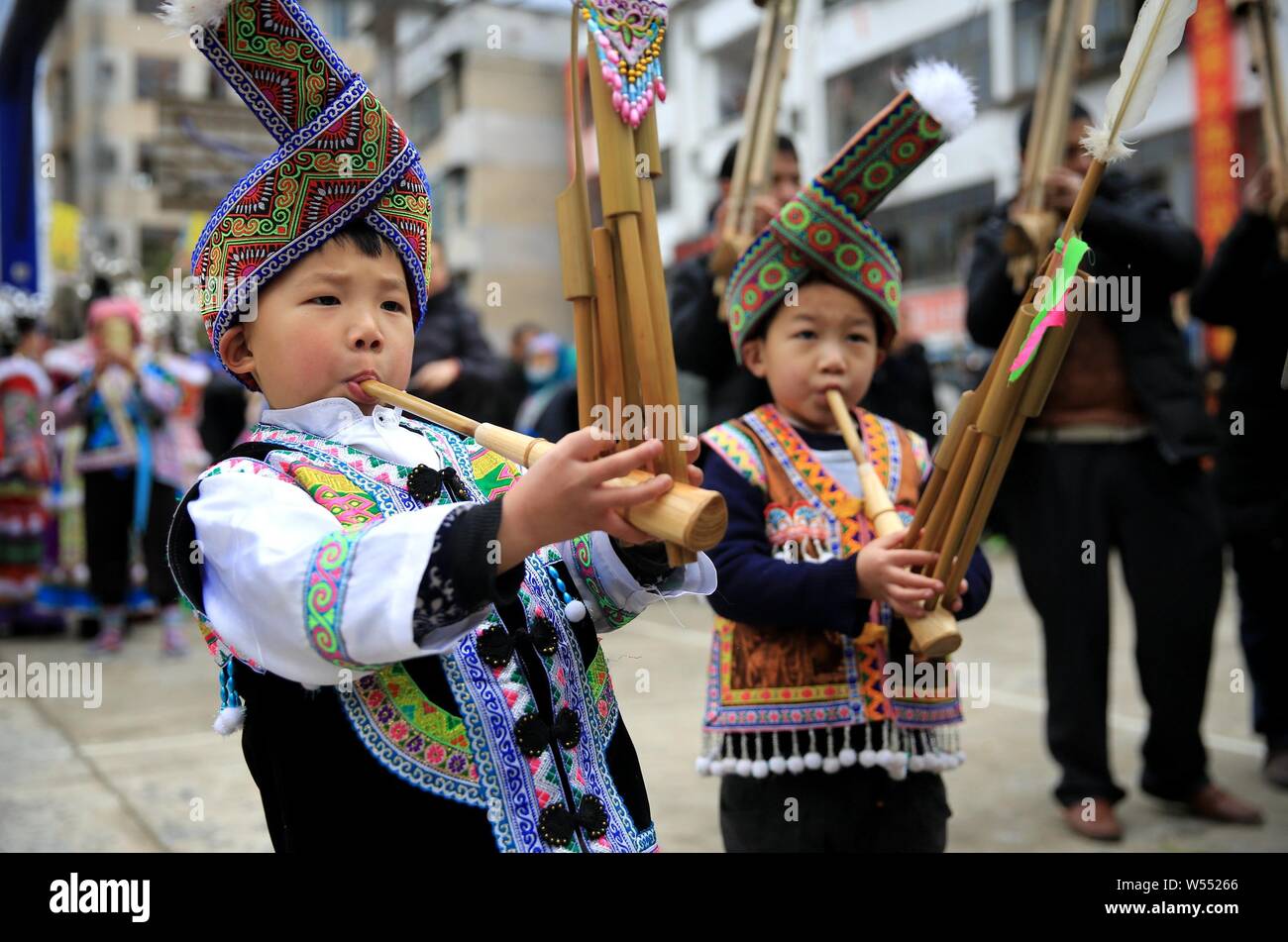 Das chinesische Volk von Miao ethnische Gruppe in traditionellen Kostümen durchführen während der Manggao Lusheng Festival in Rongshui Miao autonomen County, Li Stockfoto