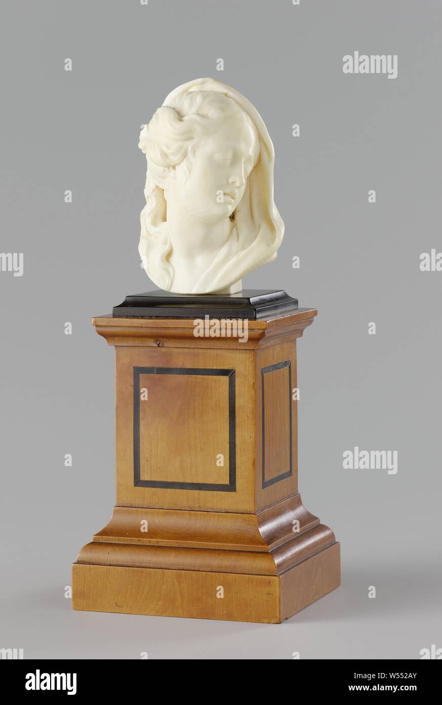 Kleopatra und Lucretia Cleopatra, der Kopf ist vollständig nach rechts gedreht. Sie hat ihre Augen geschlossen und ihr Mund leicht geöffnet. Ein Schleier über der, teilweise geflochtenes Haar, (Geschichte der) Cleopatra, Jan Baptist Xavery, Den Haag, 1732, buste, sokkel, h 8,5 cm h 22 cm drapiert Stockfoto