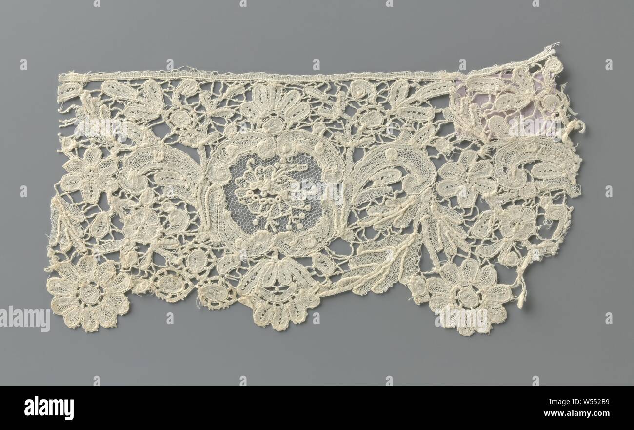 Streifen von gemischten Spitze mit Rose im Medaillon, Streifen von natürlichen Farben gemischt Spitze: Brüssel duchesse. Teilweise symmetrische Muster mit unterschiedlichen Größen der Rosette Blüten, Blätter und einige gefiederten Blättern. In der Mitte ist ein Medaillon von c-voluten, mehr oder weniger, im Rahmen einer Rose. Mit Ausnahme der Füllung der Medaillon, alle Motive werden in Leinen mit feinem Cut-outs, durchbrochene Flanken, Kontur threads geronnen und teilweise geronnen Soforthilfe Konturen. Die gefalteten Motive sind von Zöpfen verbunden. Die Füllung in das Medaillon ist der Nadelspitze, mit einer Rose auf einem Mesh Lace. Oben Stockfoto