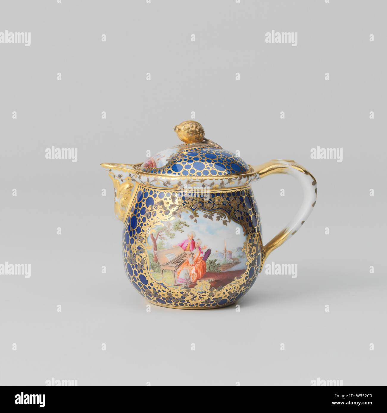Milchkännchen mit ein Paar in einer Landschaft, Porzellan Milchkännchen, auf den Zahnschmelz Farbe lackiert Glasur, Silber [?] und Gold. Die Kanne ist mit blauen bedeckt, mit einem Muster von Kreisen in Gold. Dies spart zweimal eine rocaille Kartusche mit ein Paar in einer Landschaft, die Frau, die das Spielen auf eine Laute oder Cembalo, während der Mann Uhren oder die Musik, die Mode. Das Ohr, den Auslauf und die äußeren und inneren Kanten mit Blume Reben. Auf der Unterseite mit einem verblassten Schild und dem Buchstaben N., kaiserlichen Porzellanmanufaktur, Wien, C beschriftet. 1765 - C. 1770, Porzellan (Material), Glasur, Gold (Metall), Silber (Metall Stockfoto