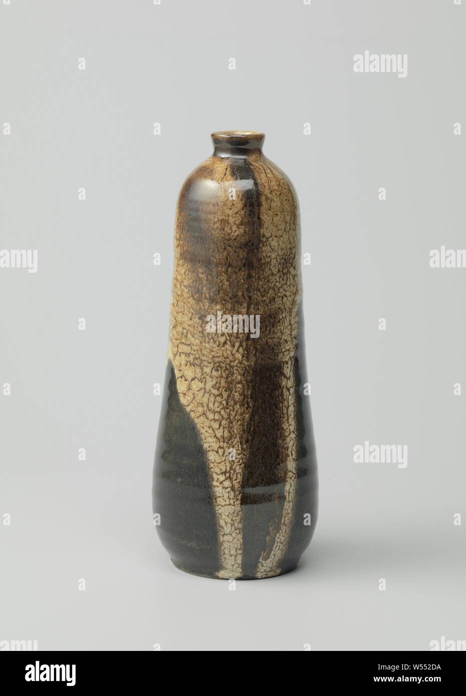 Vase mit dunklen braunen Glasur, über die ein leichter tropfende Glasur, Vase aus Steingut, mit einem dunklen braun lasiert, über die ein leichter tropfende Glasur angewendet wird abgedeckt. Mit gedrückter Stempel, bestehend aus den Buchstaben Le im Kreis., Emile Lenoble, Choisy-le-Roi, c beschriftet. 1910, Steinzeug, Verglasung, h 20,5 cm x T 7,9 cm Stockfoto