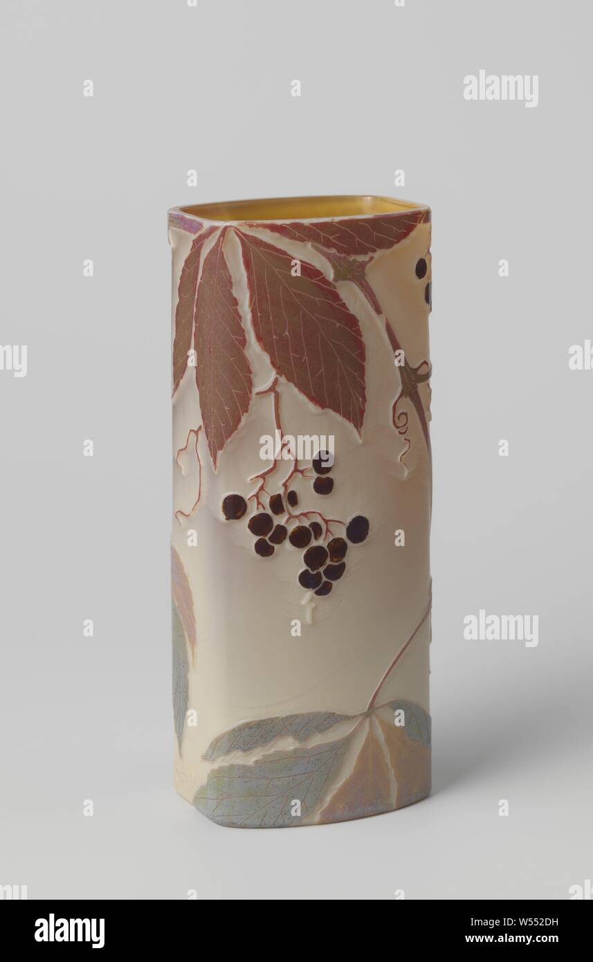 Vase mit Zweigen von Virginia Creeper mit blau-schwarzen Beeren, konkav, Masse unten. Rechteckiger Körper mit leicht konvex vorne und hinten. Auf einer Matte geätzt Braun und elfenbeinfarbenen Überfang im Hochrelief, Glas Pulver in Grün und Braun geschmolzen, einer Einrichtung von Zweigniederlassungen von Virginia Creeper mit bläulich-schwarzen Beeren, geätzte die Venen der Blätter mit der Nadel. Die legras SD-Signatur an der Karosserie, Legras & Cie., La-Plaine-Saint-Denis, C. 1900 - C. 1914, Glas, Ätzen, H 21 cm x T 8,8 cm Stockfoto