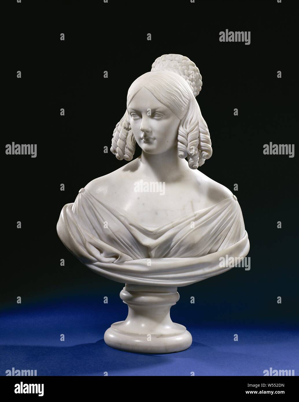 Porträt einer unbekannten Dame, Büste einer jungen Frau auf halbem Weg, Kopf nach rechts gedreht. Teil der Haar fällt nach unten entlang der Tempel in die Locken. An der Krone, die restlichen Haare ist in einem Kranz von Flechten. Sie trägt ein Kleid mit einem tiefen décleté und einen Umhang von den Schultern glitt. Markiert und auf der Rückseite stand: PRADIER 1844. Auf verdrillten Sockel., Lorenzo Bartolini, C. 1833, Marmor (Rock), h 48,0 cm B 32,0 cm x T 18,0 cm h 9,3 cm w 16.1 kg Stockfoto