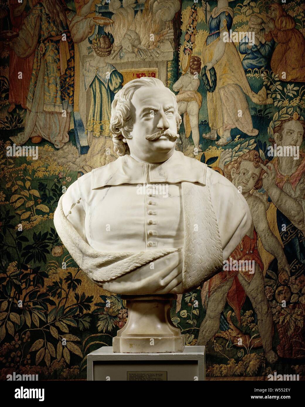 Portrait von Pieter Spiering Portrait von Pieter Spiering (? -1652), der Mann frontal dargestellt wird, der Kopf nach rechts gedreht. Die Augenbrauen sind etwas verpönt. Er hat einen großen Schnurrbart und gewelltes Haar, die auf die Schultern fällt. Er trägt einen pelzgefütterten Mantel über seine Rohr mit split Ärmeln. Der Kragen ist in den Mantel. Auf profilierte, Standfuß geschwenkt., François Dieussart, C. 1645 - C. 1650, Marmor (Rock), h 89,0 cm x W 65,0 cm x T 32,0 cm B 22,0 cm x T 22,5 cm Stockfoto