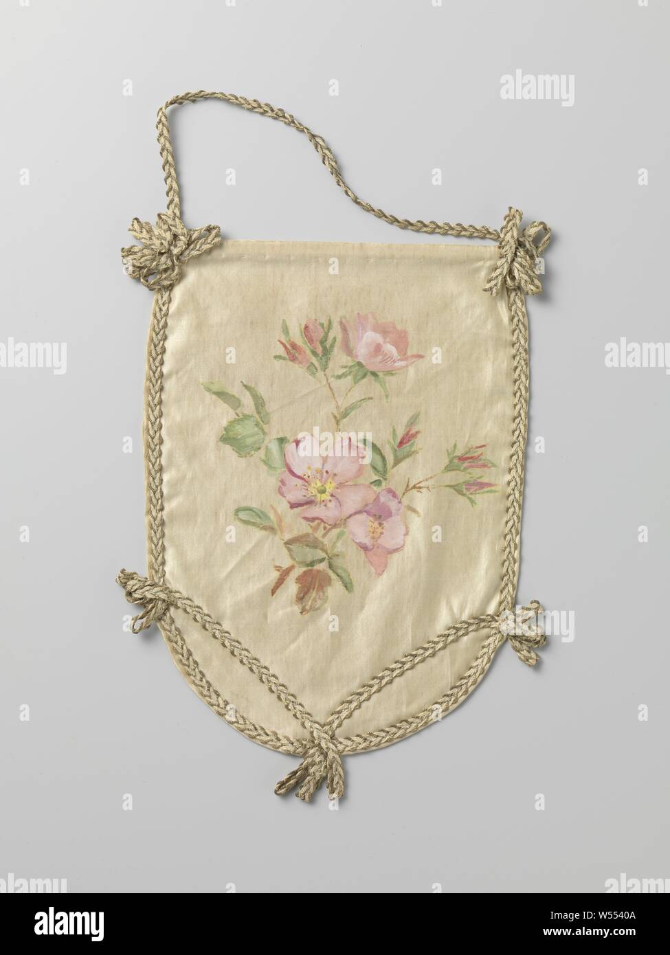 Einzelnes Blatt einer Tasche von Elfenbein-farbigen Satin, mit Aquarell grüne Zweige und rosa Blüten bedeckt, in der Mitte in Aquarell grüne Zweige und rosa Blüten und Knospen. Das Blatt ist gesäumt mit einer geflochtenen weißer Seide und Gold thread geflochtenes Band, mit einem V-förmigen Streifen unten und wo die Bands Kreuz einen Bogen. Die Band setzt sich in einem Gurt an der Spitze. Es ist eine verstärkte Streifen in einem Tunnel entlang der oberen Kante., anonym, Niederlande (möglicherweise), C. 1880 - C. 1890, Love, boord, Versiering, Flechten, H 27 cm x W 19 cm Stockfoto