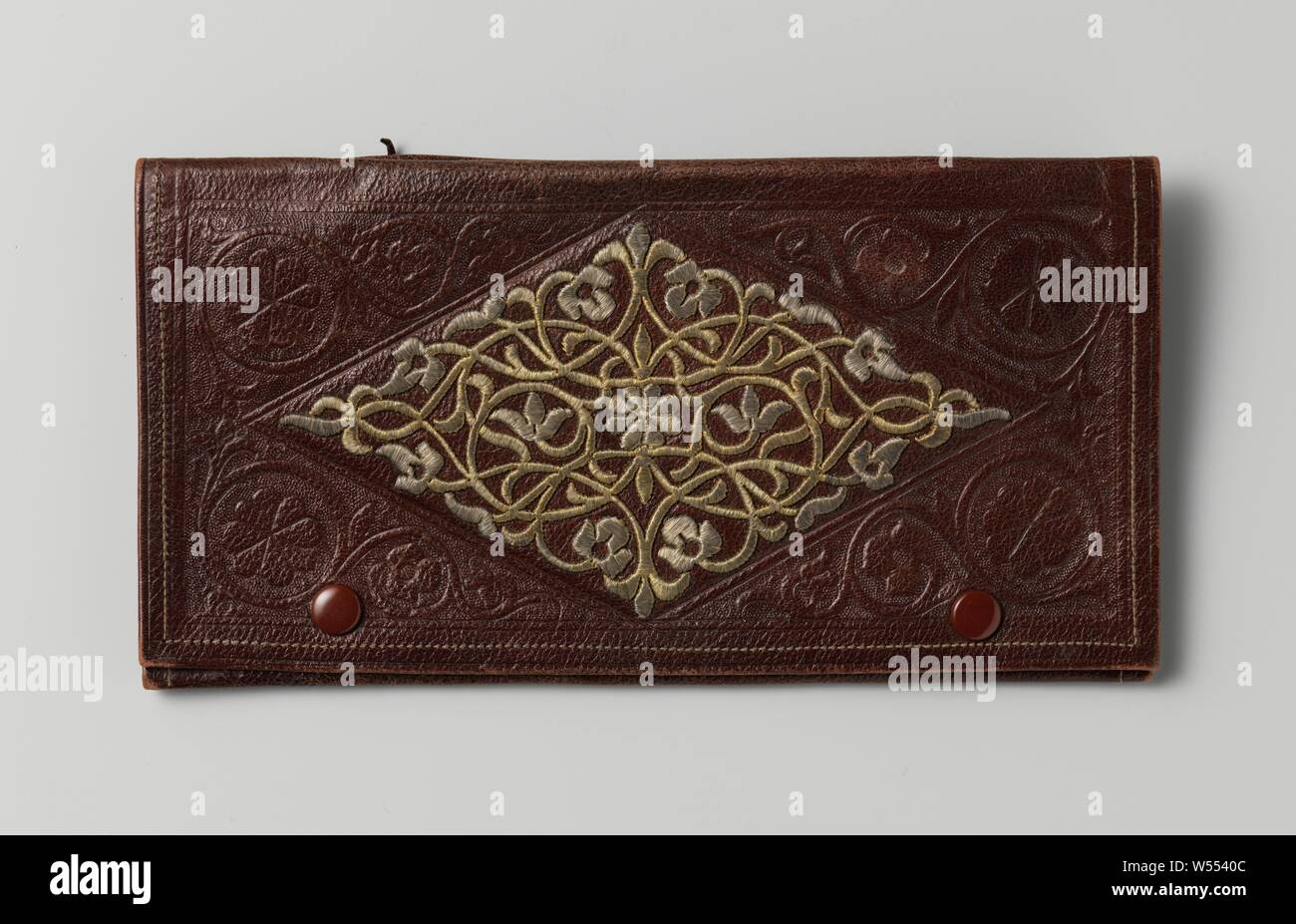 Schreiben Beutel in einem flachen, rechteckigen Modell, aus dunklem Rot (Künstliche?) Leder, mit gesticktem innerhalb eines Diamanten Form von stilisierten Blumen und Zweige in Gold und Silber, rechteckige Modell der dunklen Rot (Kunst?) Leder, auf der die Klappe in eine rautenförmige bestickt mit stilisierten Blumen und Zweige in Gold und Silber. Ein Muster in das Leder um das Fenster geprägt. Zwei dunkle Rot drücken Sie die Tasten auf der Vorderseite. Die Tasche ist mit schwarzem Leder bezogen und hat ein Soufflé. In der vorderen Blatt zwei flache Oberflächen, gesäumt mit Wildleder, geschlossen mit einer Klappe, die in einem Punkt läuft Stockfoto