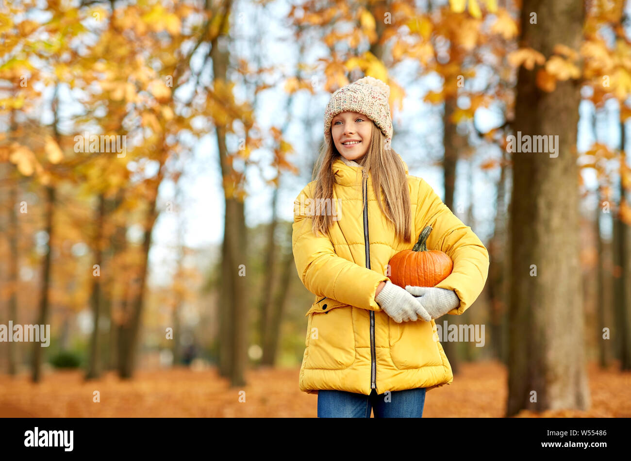 Happy girl mit Kürbis im Herbst Park Stockfoto