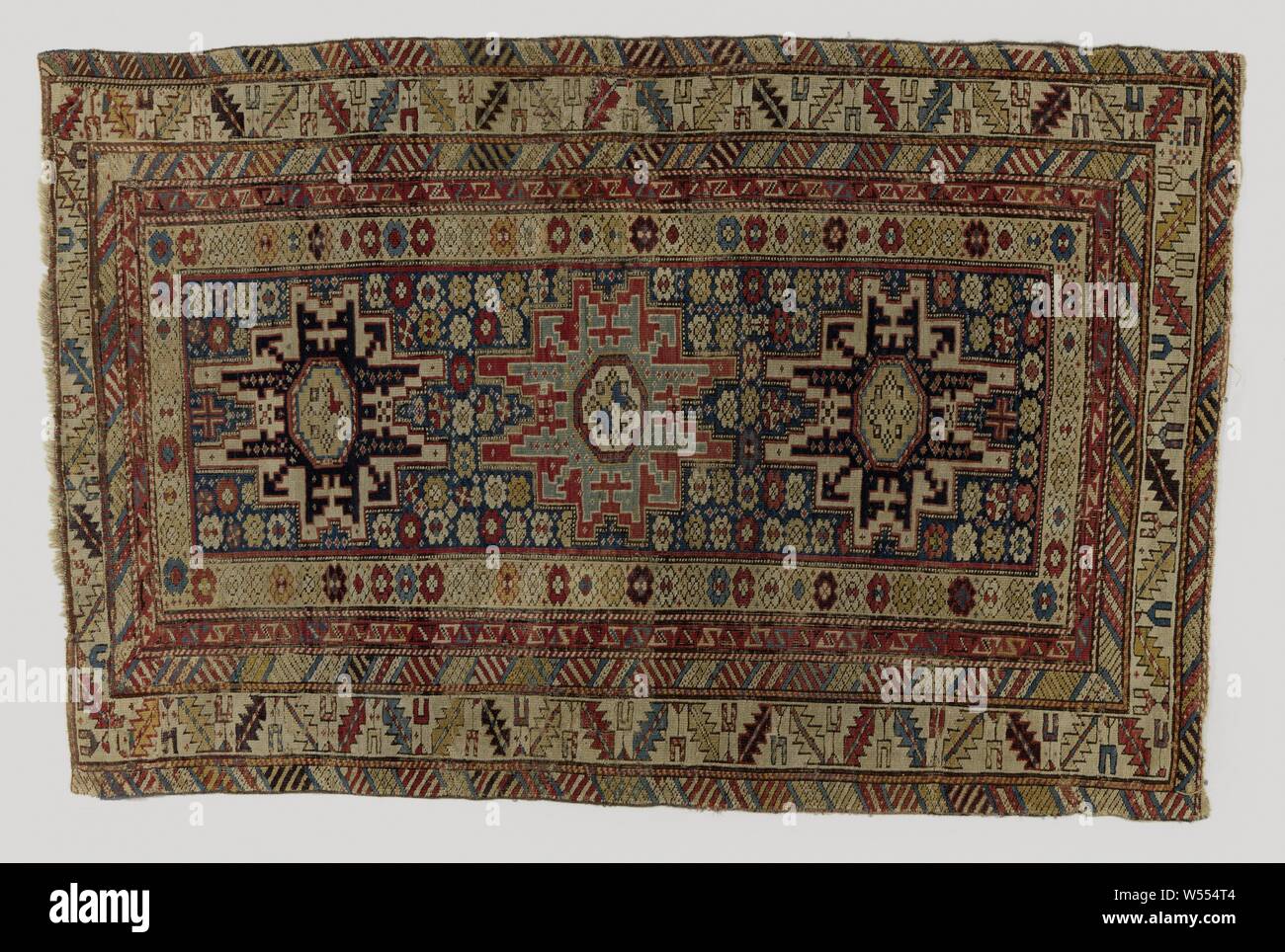 Orientalischen Teppich, star Medaillon Teppich. Im Mittelfeld drei Sterne Medaillons und Feld füllen von Rosette Blumen gegen einen kobaltblauen Hintergrund. 5-fach Grenze mit geometrischen Motiven., anonym, schirwan (möglicherweise), 1800-1850, ketting en inslag, h 167 cm x W106 cm Stockfoto