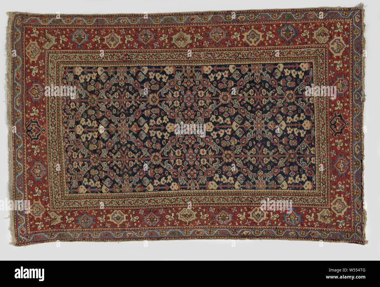 Orientalischen Teppich, orientalischen Teppich. Im Mittelfeld eine rautenförmige Gitter Muster mit stilisierten Blumen und Blumensträuße gegen einen dunkelblauen Hintergrund gefüllt. Die Grenze ist mit einem Zweig, Lotus Blumen und Rosetten verziert., Midden-Perzie, 1860-1880, ketting en inslag, H 192cm x w 127cm Stockfoto