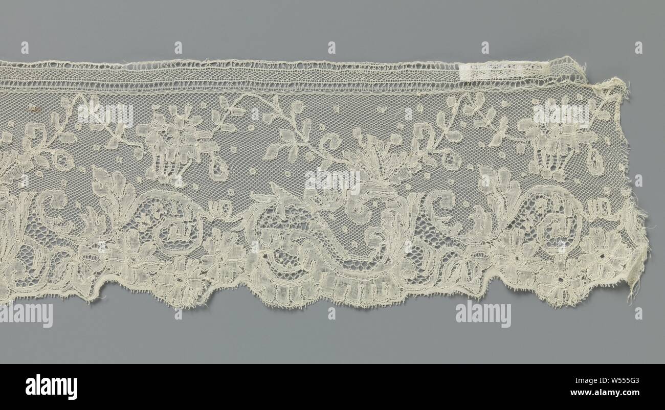 Streifen von klöppelspitze mit Zickzack Pendel über eine Kante mit s-voluten, Streifen von natürlichen Farben Klöppelspitze: Mechelen Seite. Das Muster entlang der oberen Hälfte des Streifens besteht aus einem leicht unregelmäßige zig-zag thin Pendel, mit Blätter auf beiden Seiten. Die zizag Täler werden abwechselnd von einem losen Blumenkorb mit einer Rosette Blume zwischen Blättern oder durch ein großes Blatt, Federn aus dem Muster, das sich in der unteren Hälfte des Bandes ausfüllt. Dieses Muster besteht aus zwei verschiedenen, liegend s-voluten mit eingeschnittenen Blätter, Federn Blätter und Cluster von drei Rosette Blumen. Die s-voluten sind Stockfoto