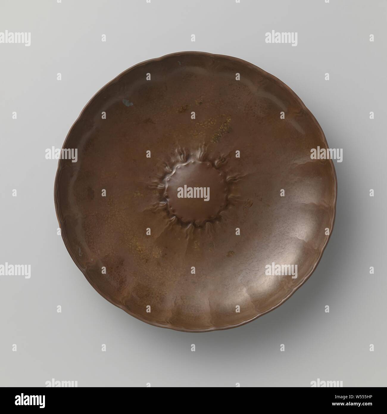 Kupfer Schale mit Flamme - wie Motive, die Schale farbig in einem schwefelgehalt Bad hat eine Form. Die Verzierungen werden zertrümmert auf dem Rücken. Auf dem Regal, Es ist eine Dekoration von zwölf Flammen in der Mitte. Diese sind mehr oder weniger entsprechend wiederholt an der Kante entlang, so dass Sie die 17 schwache Ausbuchtungen, die von der Mauer, die gegen die gefaltete Kante beleben. Zwei Augen sind auf der Rückseite verlötet., Frans Zwollo (I) (vom Künstler signiert), Den Haag, C. 1925, kupfer (Metall), Löten, h 4,8 cm x T 31,4 cm Stockfoto