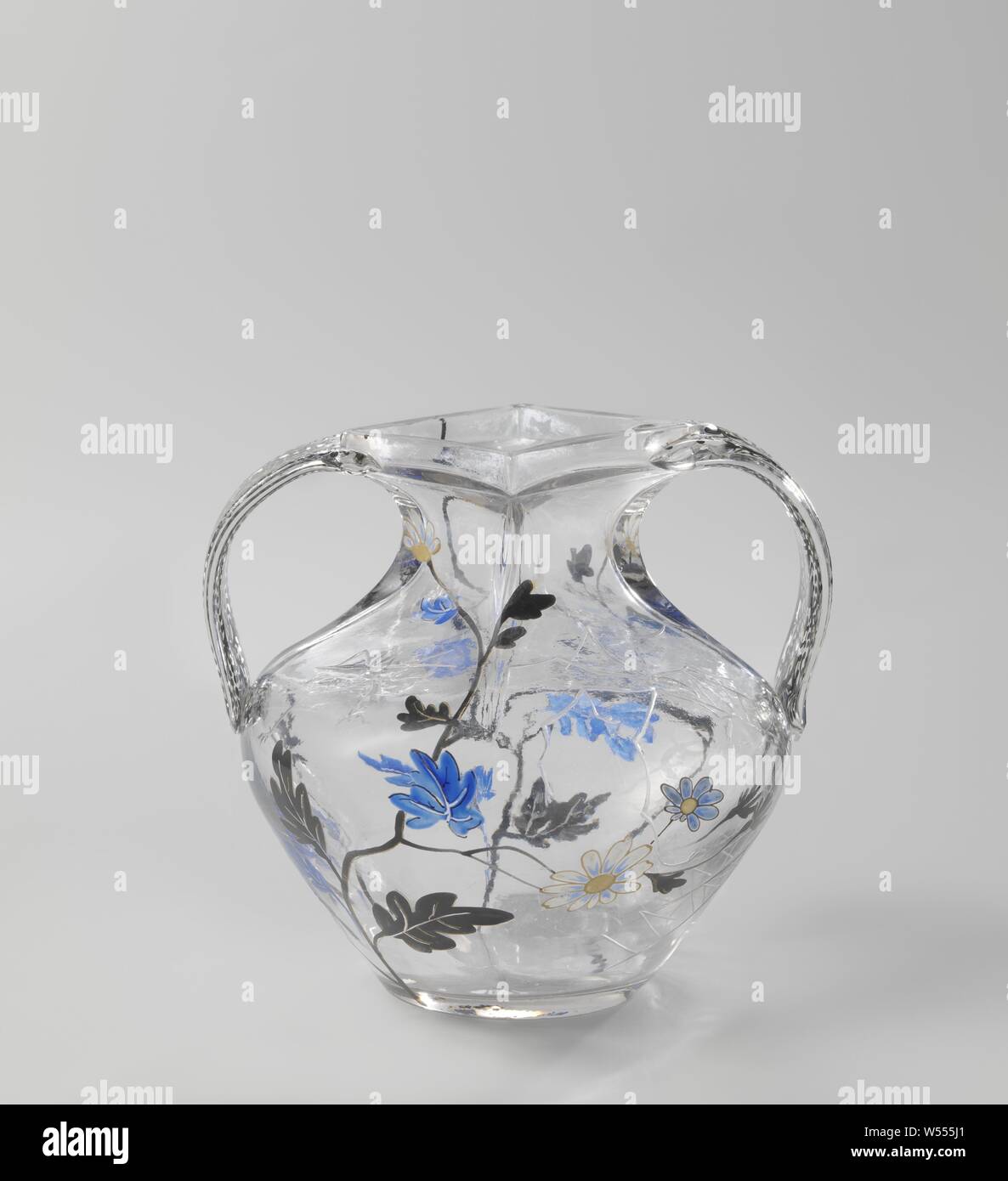 Vase mit einem Kricket, eine Spinne, eine Heuschrecke und eine Libelle zwischen Blume und Blatt Reben, Vase mit flachem Boden. Verbogene Körper in eine verbogene, Quadrat Mund, flach, verbogene Ohren. Auf den Körper in die Gravur ein Cricket, eine Heuschrecke und eine Libelle zwischen Blume und Blatt Reben in Schwarz, Weiß, Blau und Gold. Stilisierte Reben auf den Ohren. Auf der Unterseite der Unterschrift in rot Emaille E Gallé Nancy., Émile Gallé (Werkstatt), Nancy, C. 1884 - C. 1889, Glas, Glasbläserei, h 11,7 cm, B 13,0 cm, d 11,3 cm Stockfoto