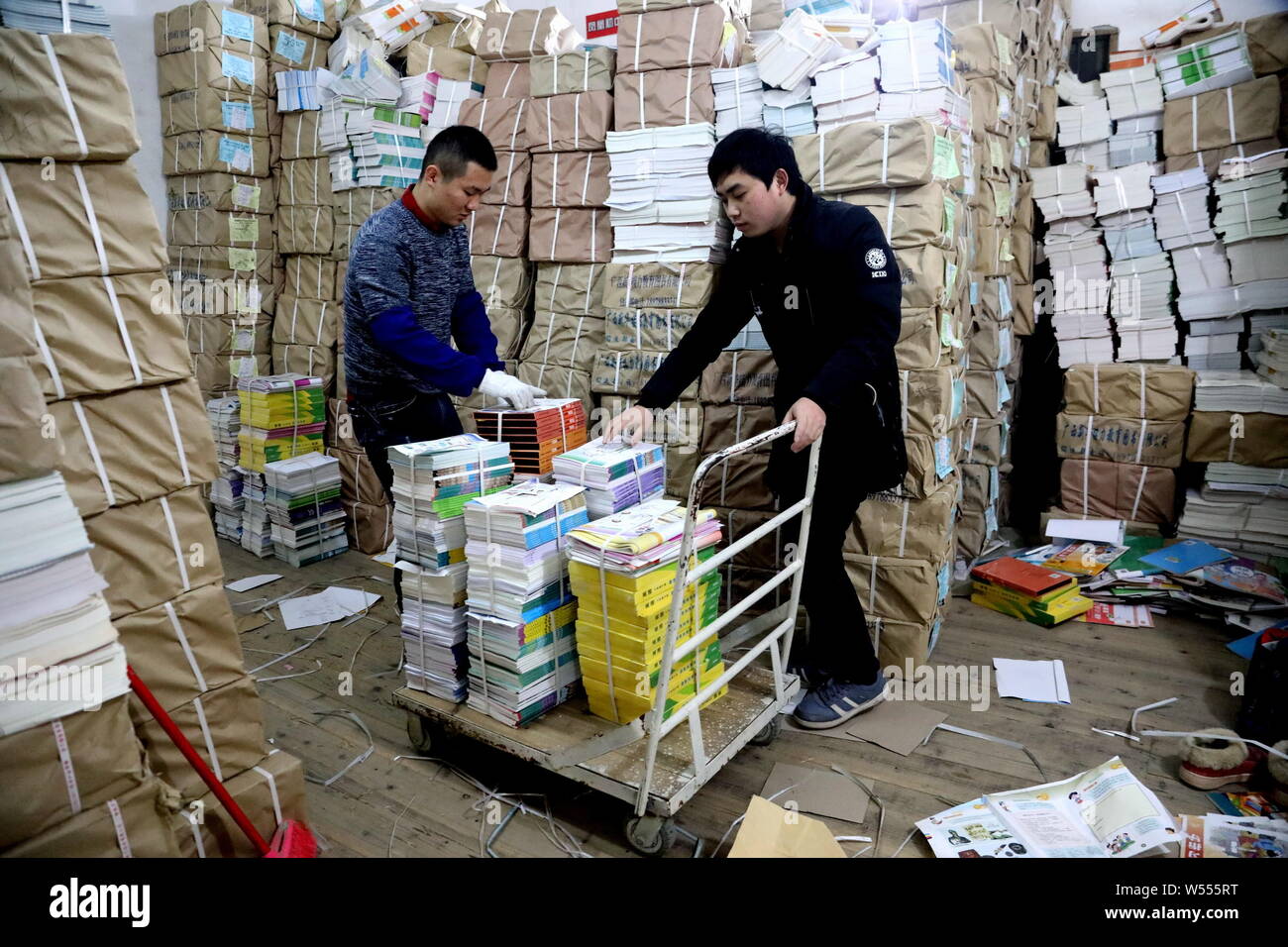 Mitarbeiter Die neuen Schulbücher an Schulen für das kommende Semester an Xinhua Buchhandlung in Quanzhou county gesendet werden sollen, der Stadt Guilin, Süden anordnen Stockfoto