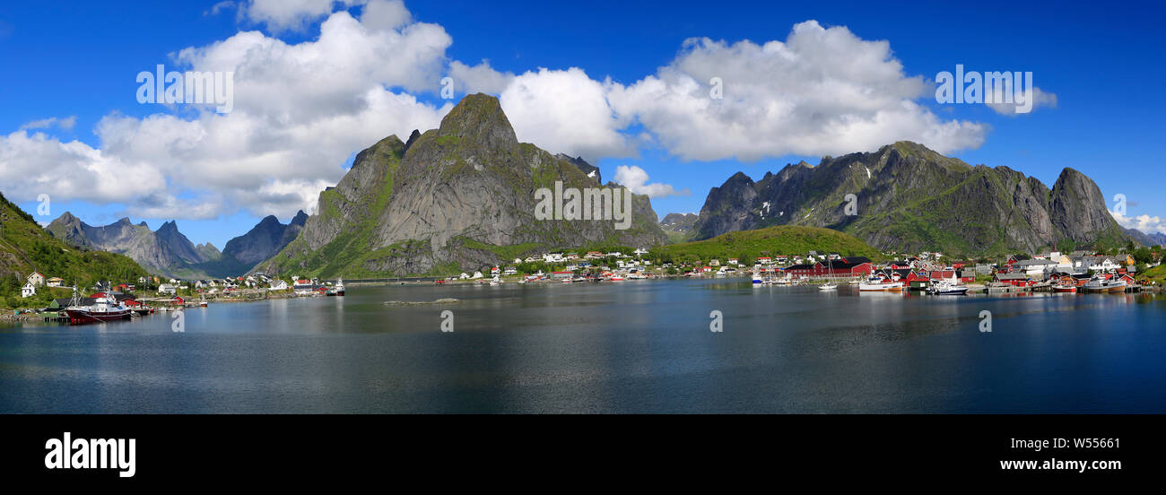 Herrlichem Panoramablick auf Reine, Lofoten in Norwegen Stockfoto