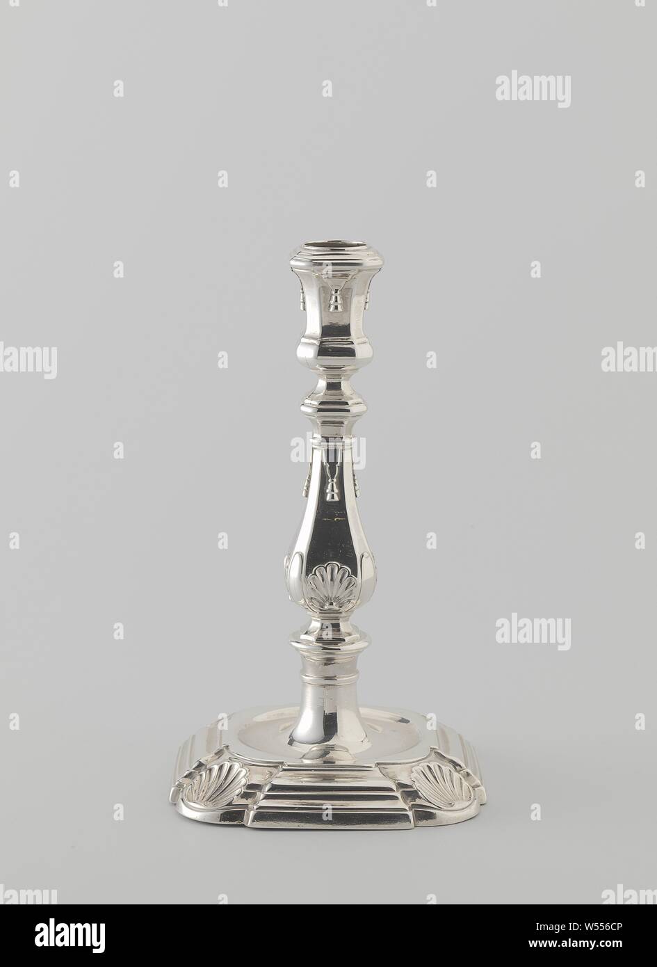Kerzenständer auf einem quadratischen Sockel mit versenkten, runde Ecken mit Muscheln verziert, Leuchter aus Silber. Das Quadrat, profiliert, regenerierende Fuß versenkt hat, runde Ecken, die mit einer Shell eingerichtet sind. In der flachen Oberseite gibt es einen runden Boden, von dem aus die Oberseite des Fusses, auch durch einen Ring artikuliert, die durch einen Ring steigt artikuliert. Dies birgt eine flache Scheibe, auf der Marmor-baluster-förmigen Rumpf ruht. Sowohl die Stammzellen und die Vase-förmige Kerzenhalter sind quadratisch mit abgeschrägten Ecken, beide sind reich profiliert. Die vier Seiten des Trunk werden mit einer Shell an der Unterseite und an der Spitze eingerichtet, unter einem Stockfoto Kerzenständer auf einem quadratischen Sockel mit versenkten, runde Ecken mit Muscheln verziert, Leuchter aus Silber. Das Quadrat, profiliert, regenerierende Fuß versenkt hat, runde Ecken, die mit einer Shell eingerichtet sind. In der flachen Oberseite gibt es einen runden Boden, von dem aus die Oberseite des Fusses, auch durch einen Ring artikuliert, die durch einen Ring steigt artikuliert. Dies birgt eine flache Scheibe, auf der Marmor-baluster-förmigen Rumpf ruht. Sowohl die Stammzellen und die Vase-förmige Kerzenhalter sind quadratisch mit abgeschrägten Ecken, beide sind reich profiliert. Die vier Seiten des Trunk werden mit einer Shell an der Unterseite und an der Spitze eingerichtet, unter einem Stockfoto