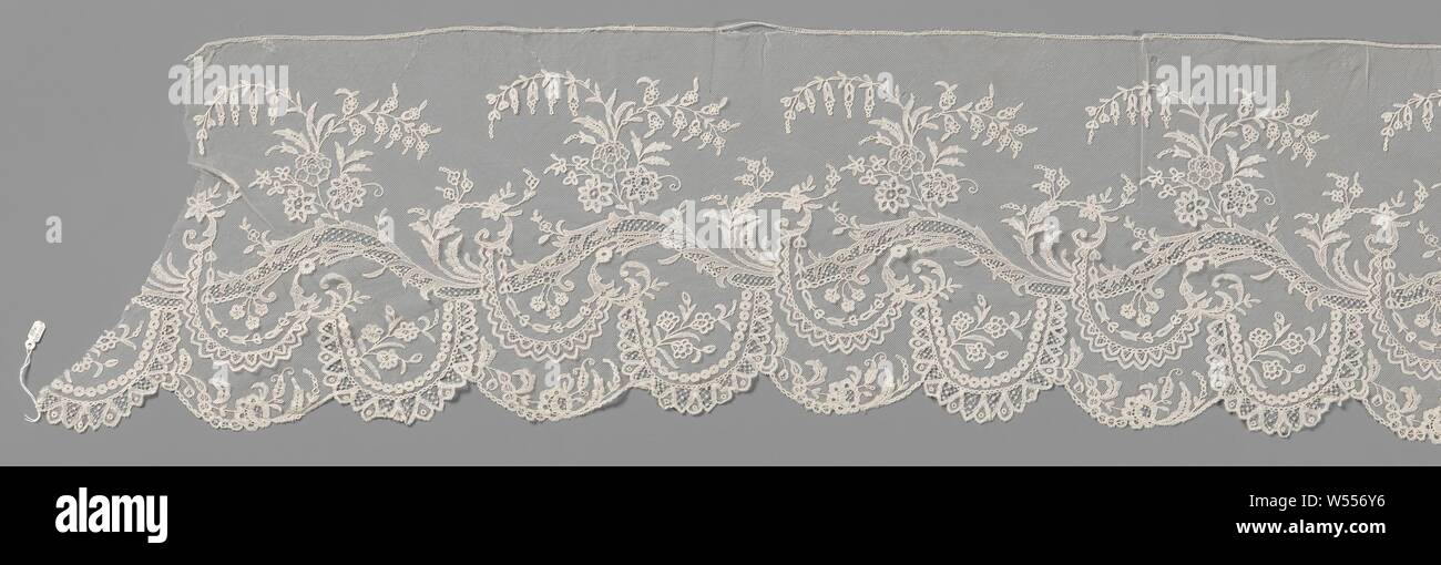 Morgenmantel aus der Anwendung Seite mit gewellten Ranke und Glockenblume Zweige, Morgenmantel aus Brüssel Anwendung Seite, Klöppelspitze mit Nadelspitzen Zierstichen, appliqué auf Maschine Tule. Der Streifen ist als der mittlere Streifen von drei Streifen für eine Krinoline Kleid gemacht. Es ist eine kontinuierliche Muster auf dem Strip mit einem Links über wellige Blatt Ranke. Drei rosette Blumen Frühling von jeder Welle Top und einem großen Zweig mit Glocke Blumen Biegung nach rechts. Es gibt immer zwei reich verzierten Girlanden hängen unter einer Welle, die den tiefen Jakobsmuscheln. Die Motive sind in gemacht Stockfoto