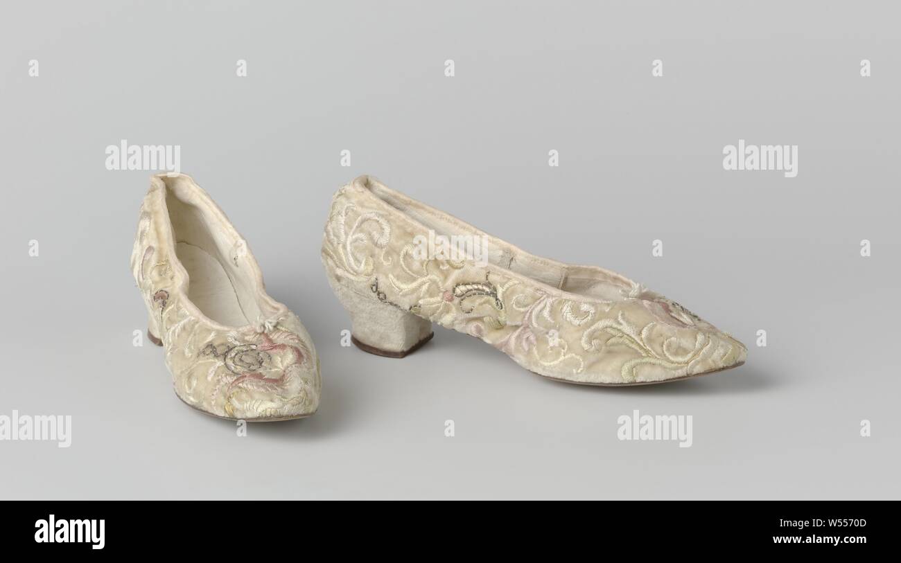 White velvet ball Schuh dekoriert mit gesticktem palm Blumen mit Ranken, Weiß velvet ball Schuh. Pumpe, mit spitzen Zehen und Ferse, die ist gerade, läuft aber hohl. Stickereien der rote und gelbe Seide und Silber thread von Palm Blumen ranken. Symmetrisch auf der Nasen. Die Ferse ist mit Samt überzogen., Manfield (möglicherweise), in oder vor 1890, Velvet (gewebewebart), borduursel, Stickerei, l 25 cm x B 6,5 cm x H 9,5 cm h 4 cm Stockfoto